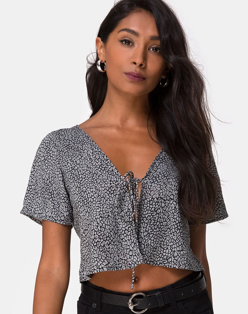 Vaco Bluse in Ditsy Leopard Grau