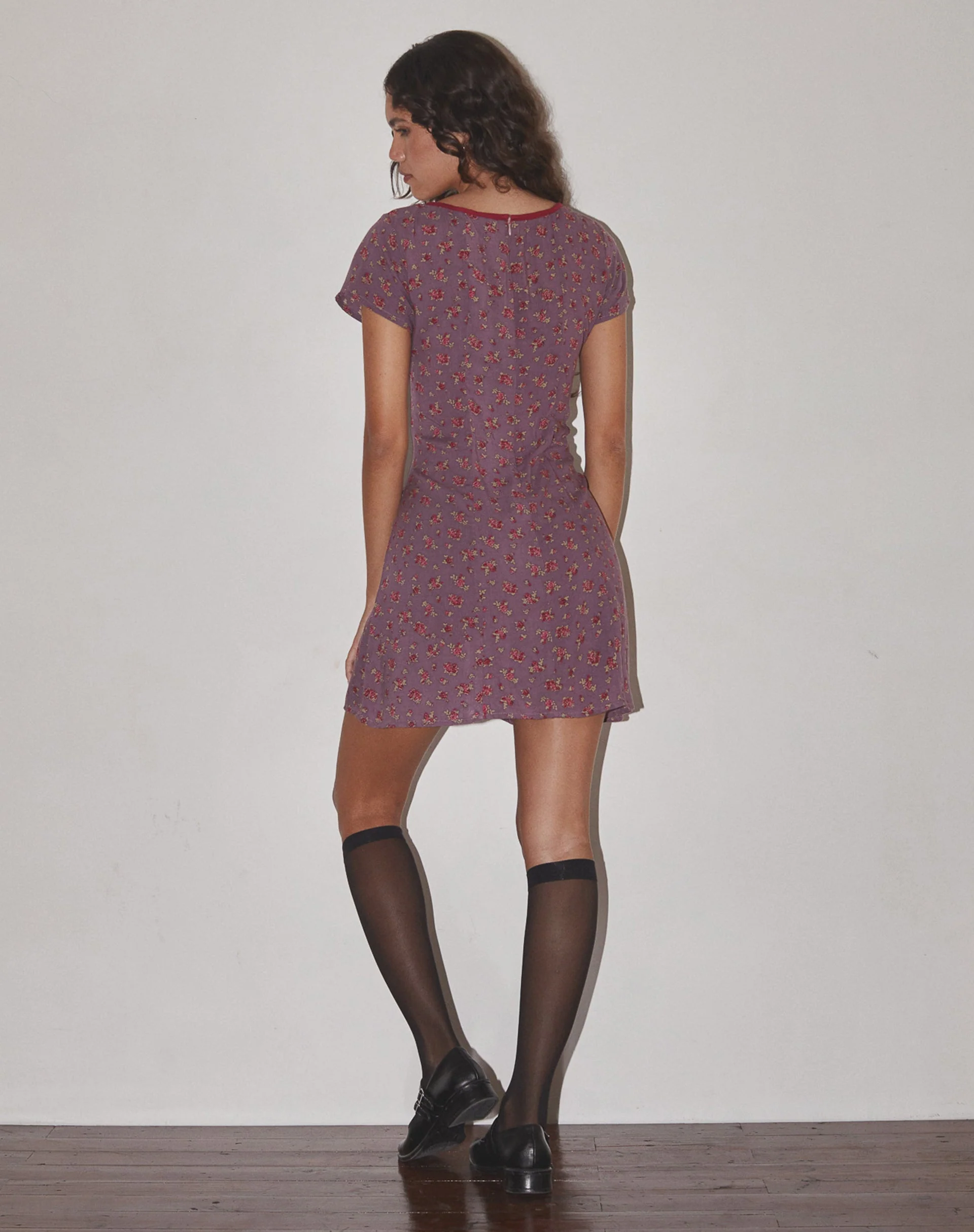 Vaiso Minikleid in fließendem Rose Deep Purple - Image 5