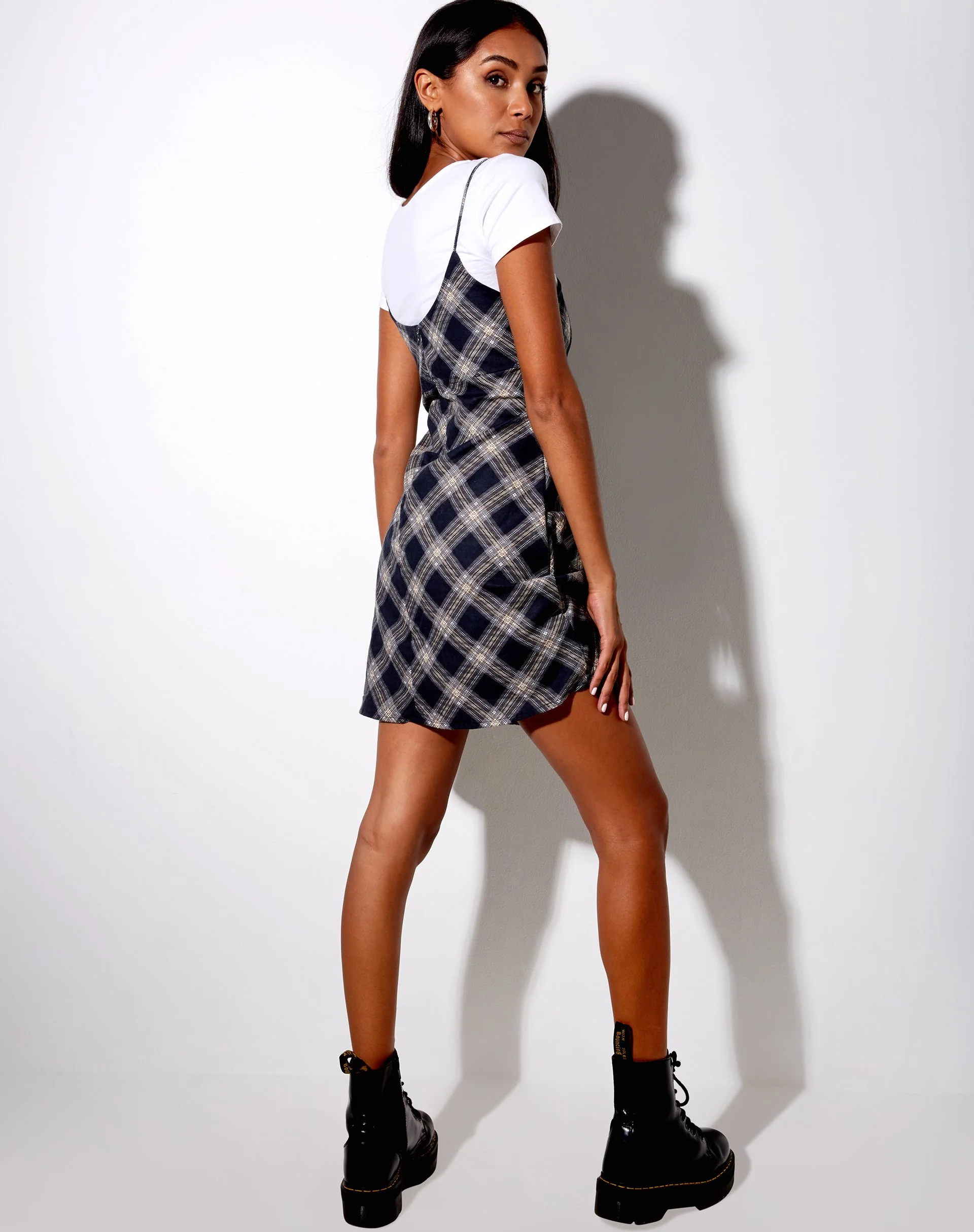 Valy Slip Dress in 20er Jahre Karo Schwarz und Grau - Image 4