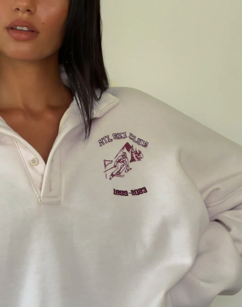 Varsity-Pullover in Winterweiß mit burgunderfarbener Skiclub-Stickerei - Image 2