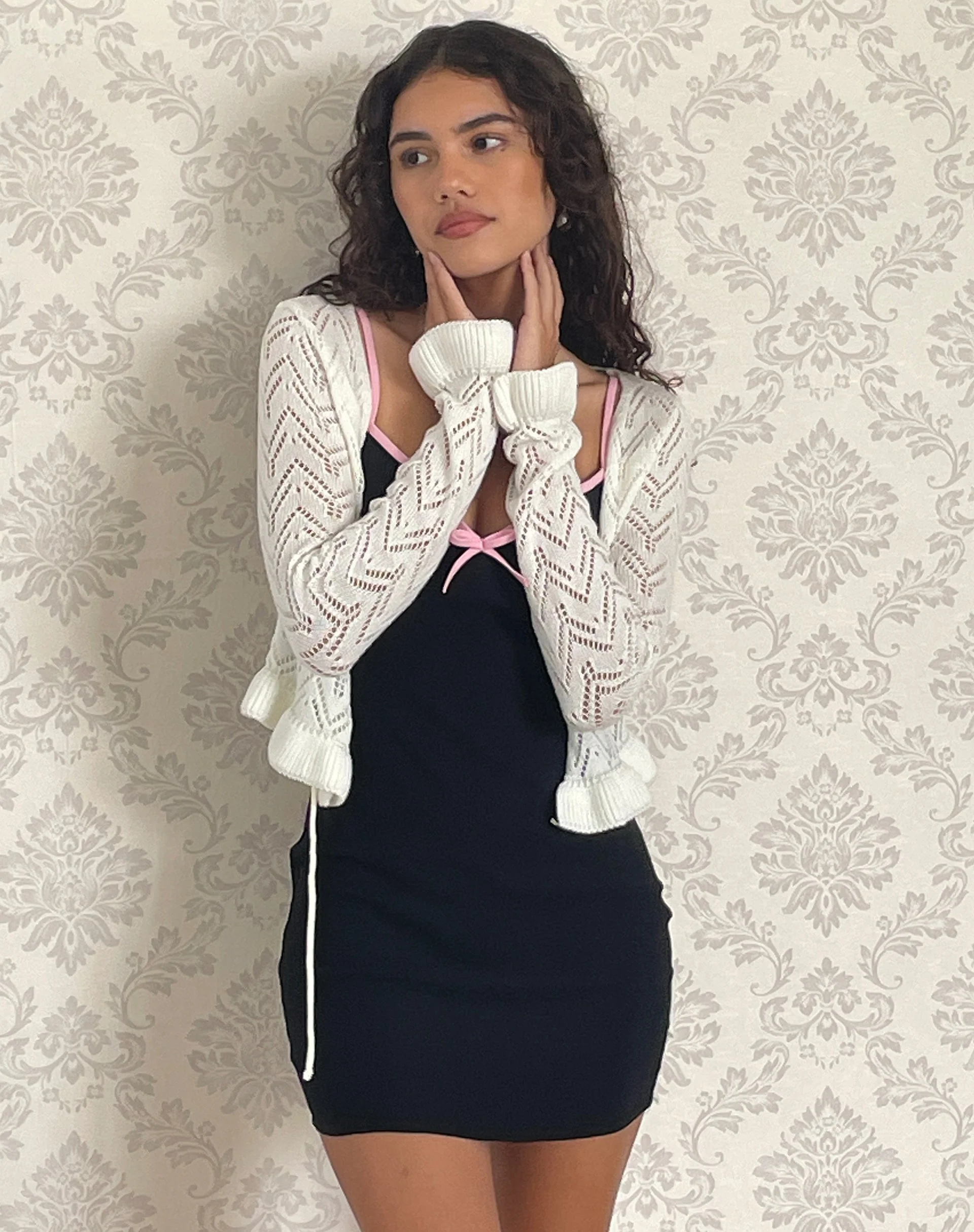 Vella Cardi in Elfenbein gestrickt