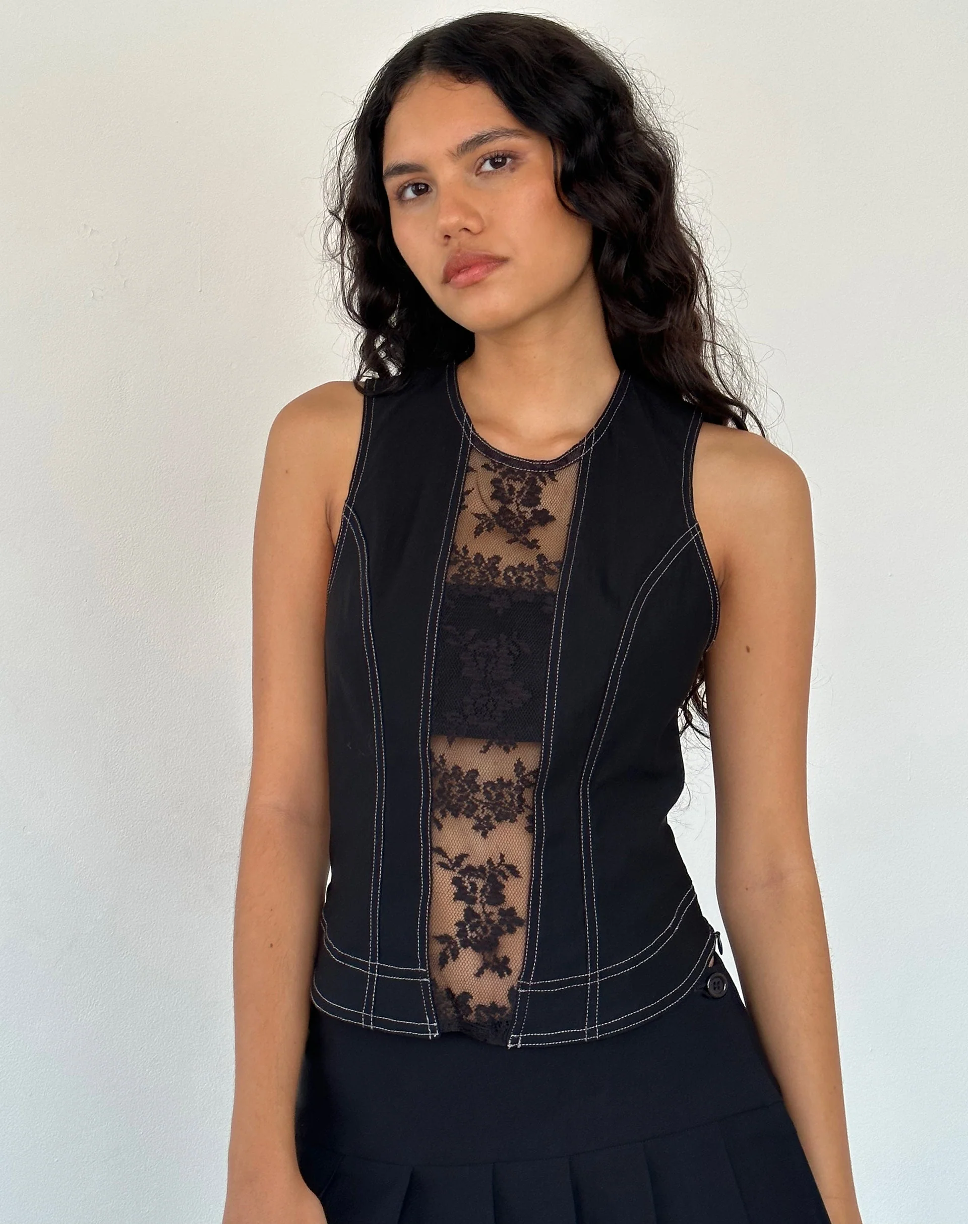 Verbena Top mit Spitzeneinsatz in Schwarz Tailoring - Image 2