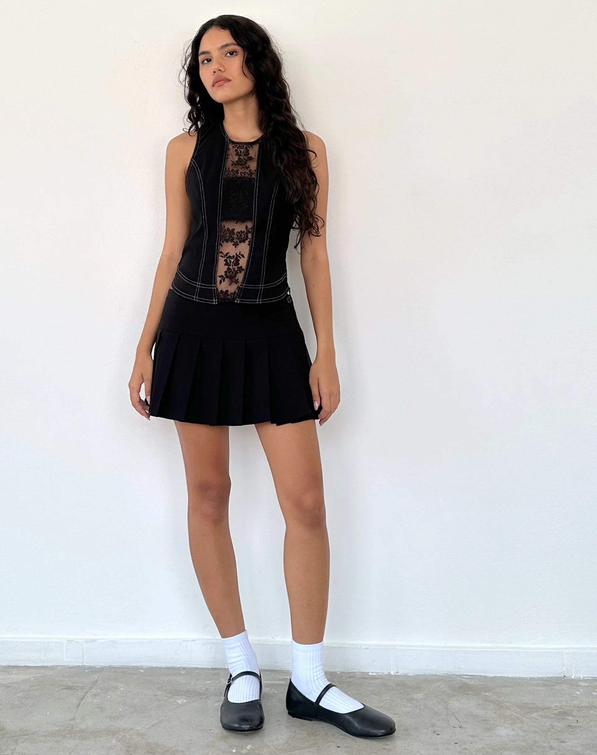 Verbena Top mit Spitzeneinsatz in Schwarz Tailoring - Image 4