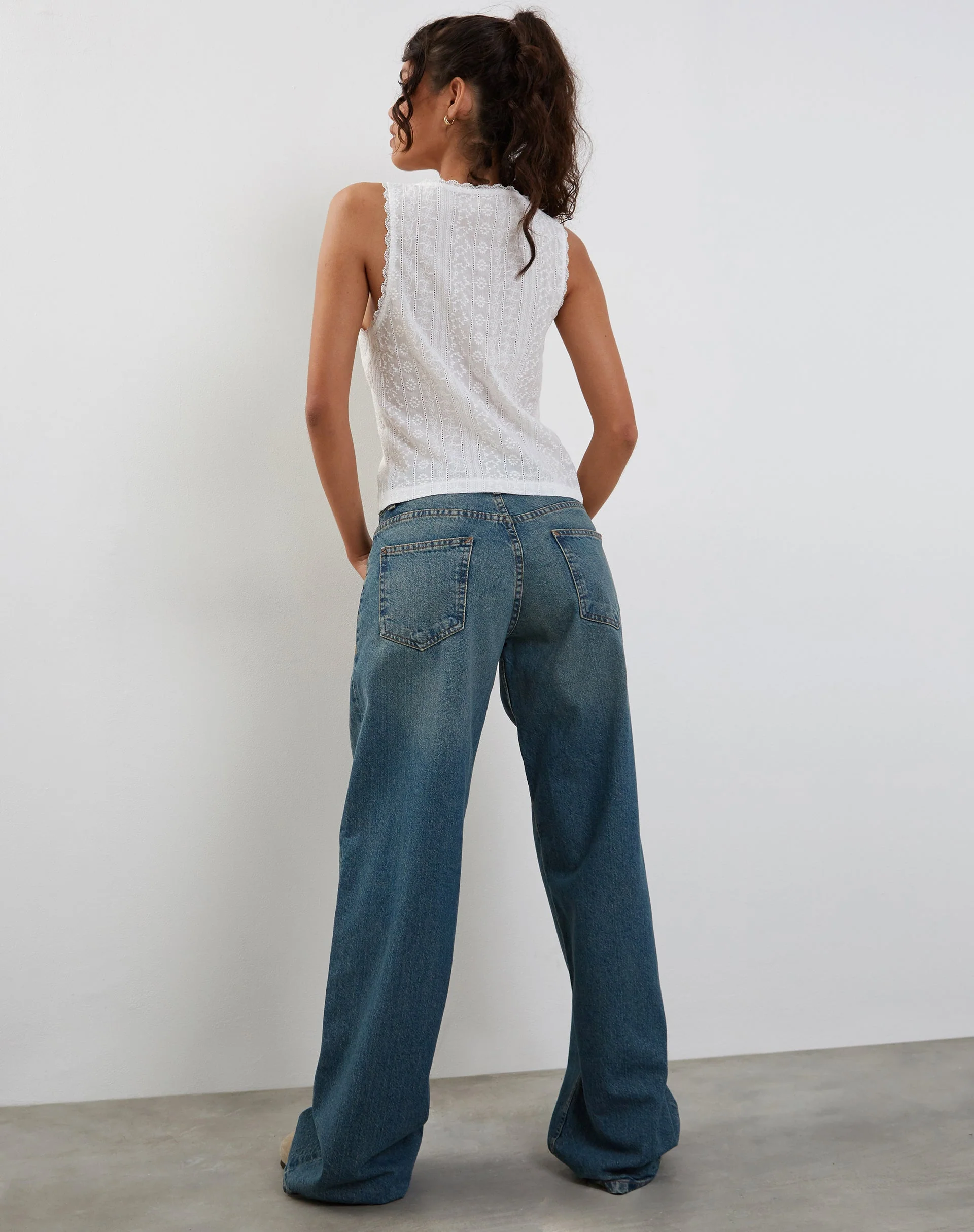 Vezia Broderie Ärmelloses Top in Weiß mit Rosenstickerei - Image 4