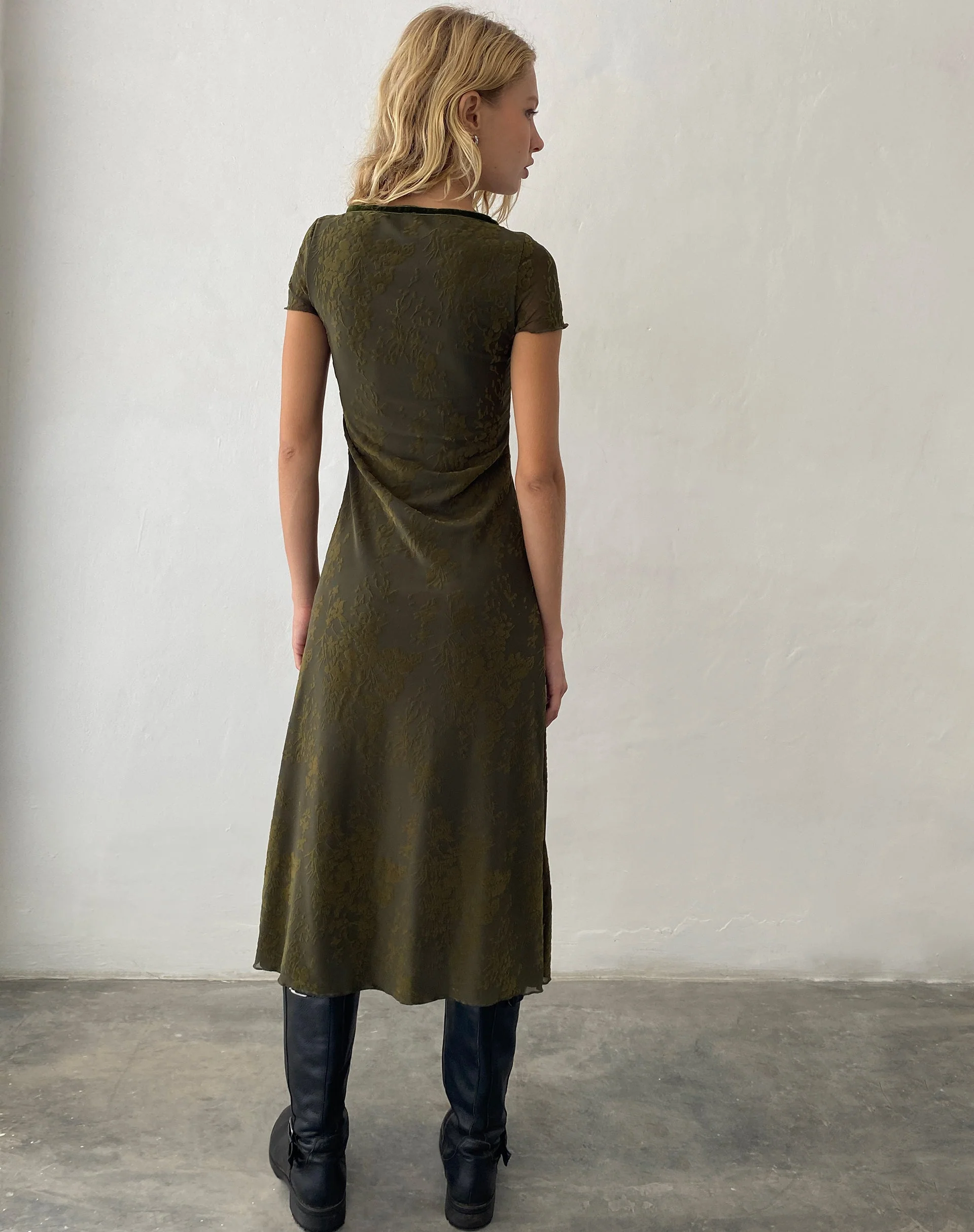 Vilinia Midikleid in abstraktem Botanic Dunkel-Olive - Image 4