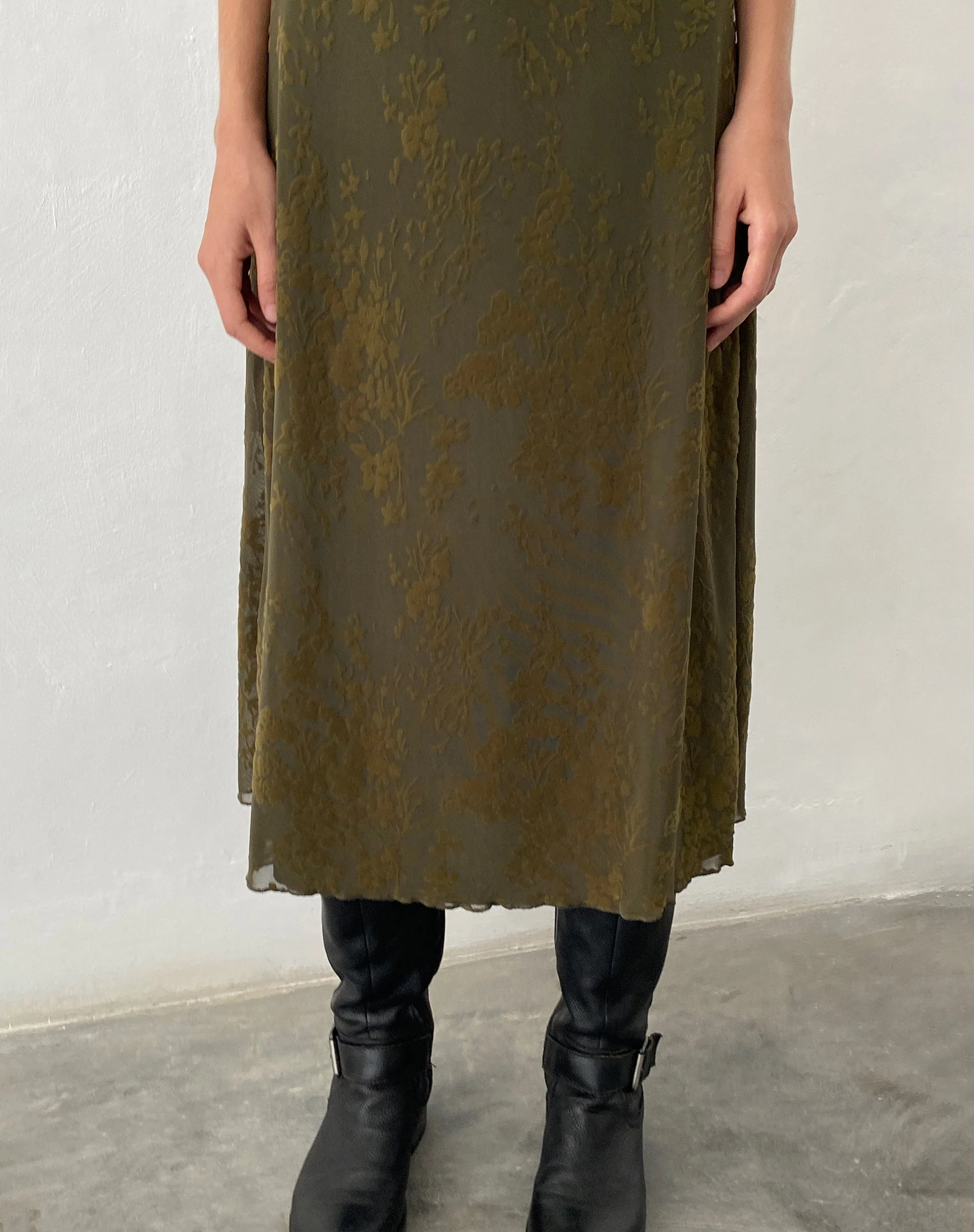 Vilinia Midikleid in abstraktem Botanic Dunkel-Olive - Image 5
