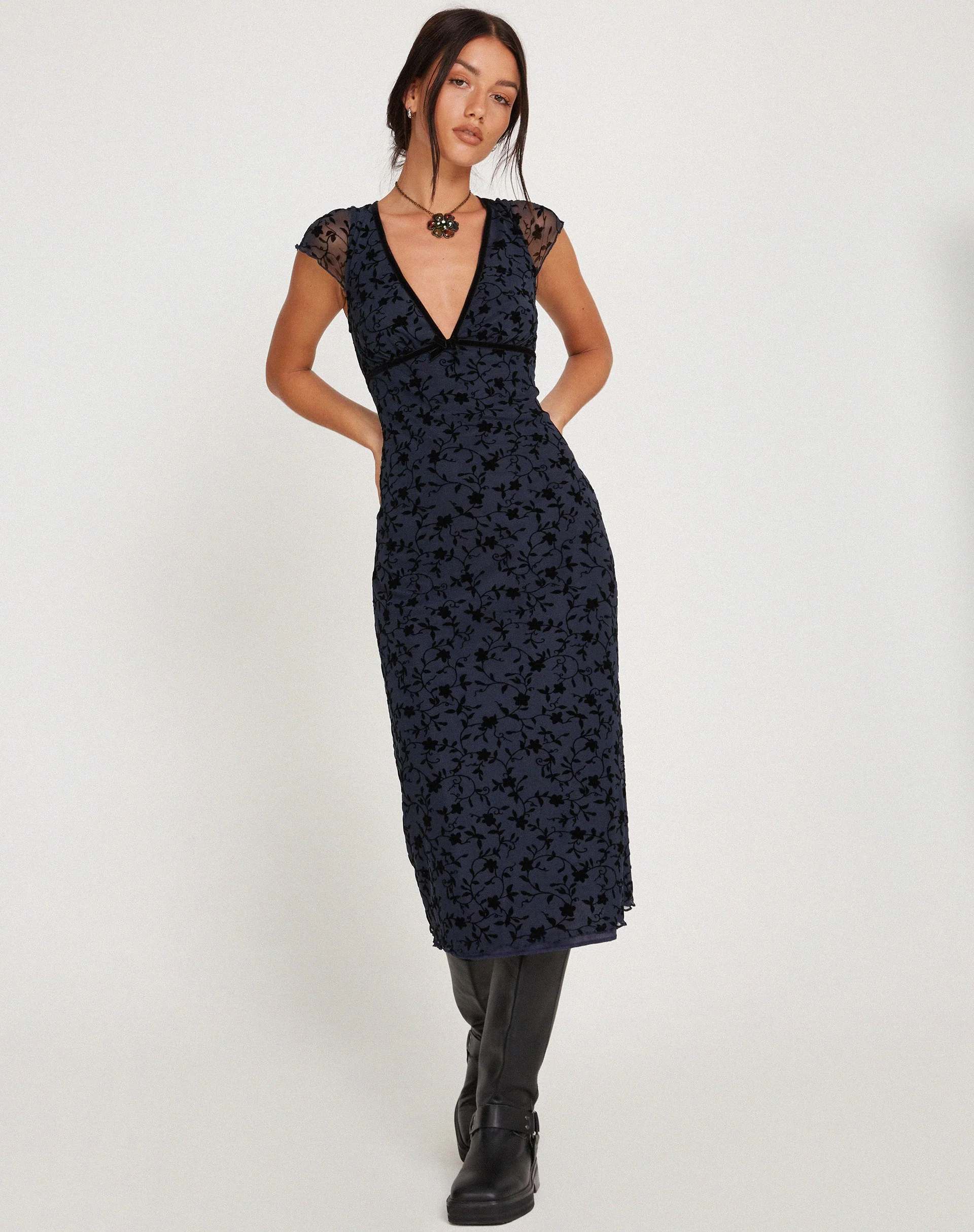 Vilinia Midikleid in Pretty Petal Flock Schwarz - Image 2