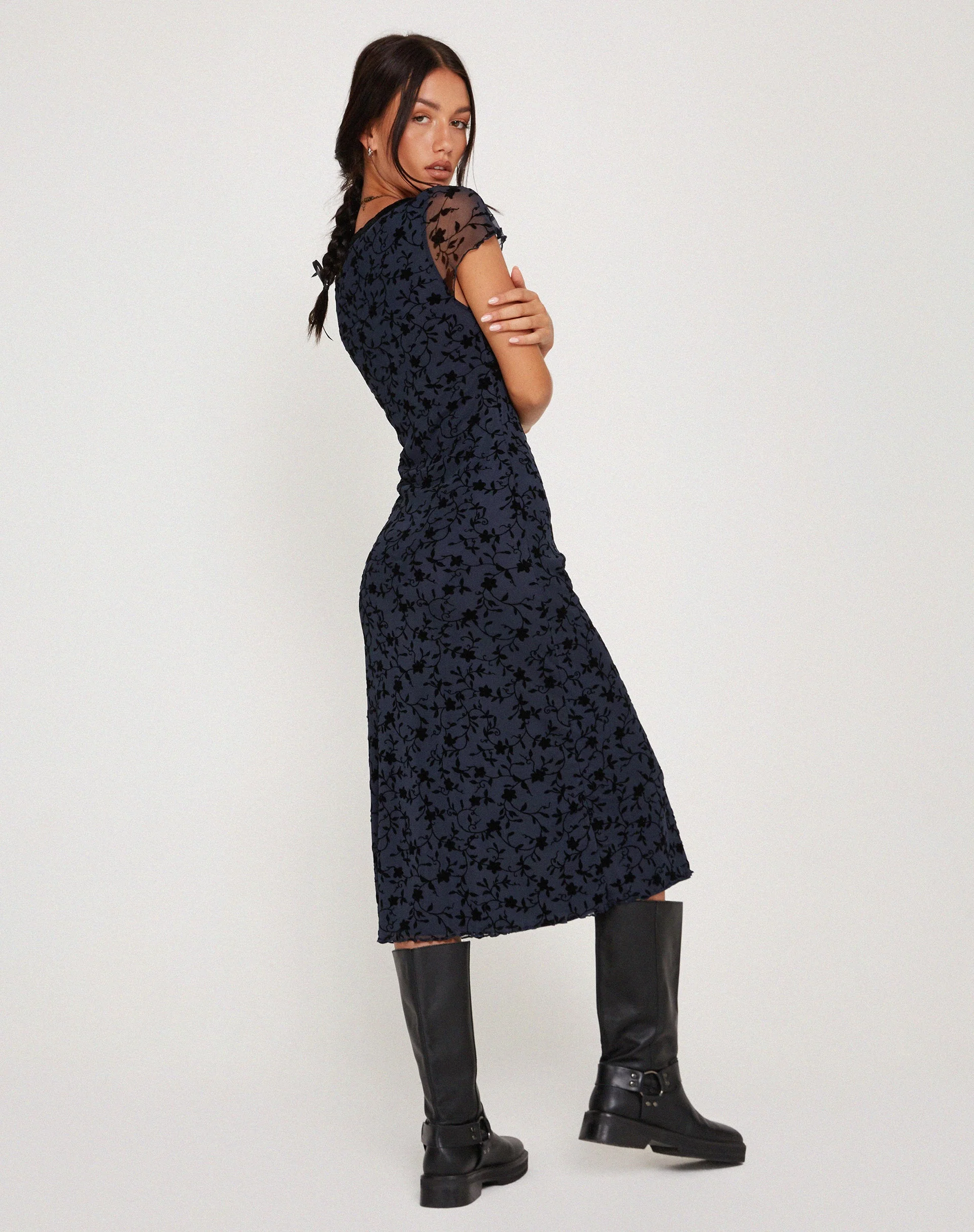 Vilinia Midikleid in Pretty Petal Flock Schwarz - Image 3