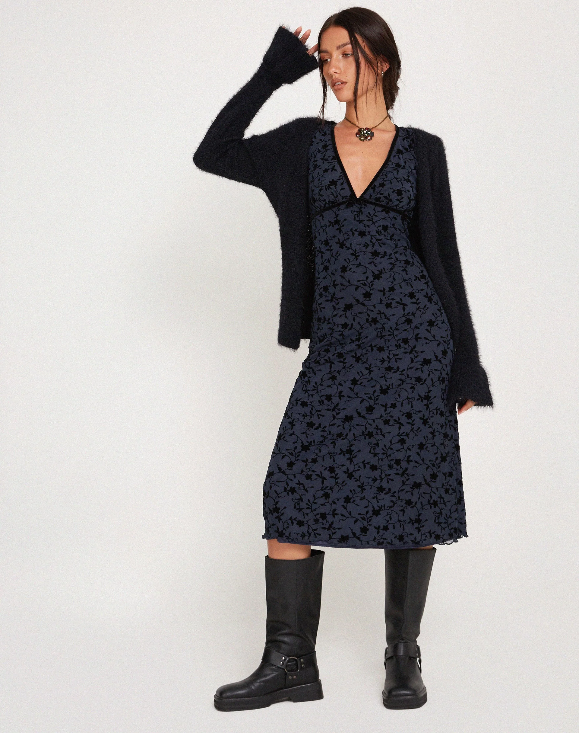 Vilinia Midikleid in Pretty Petal Flock Schwarz - Image 4
