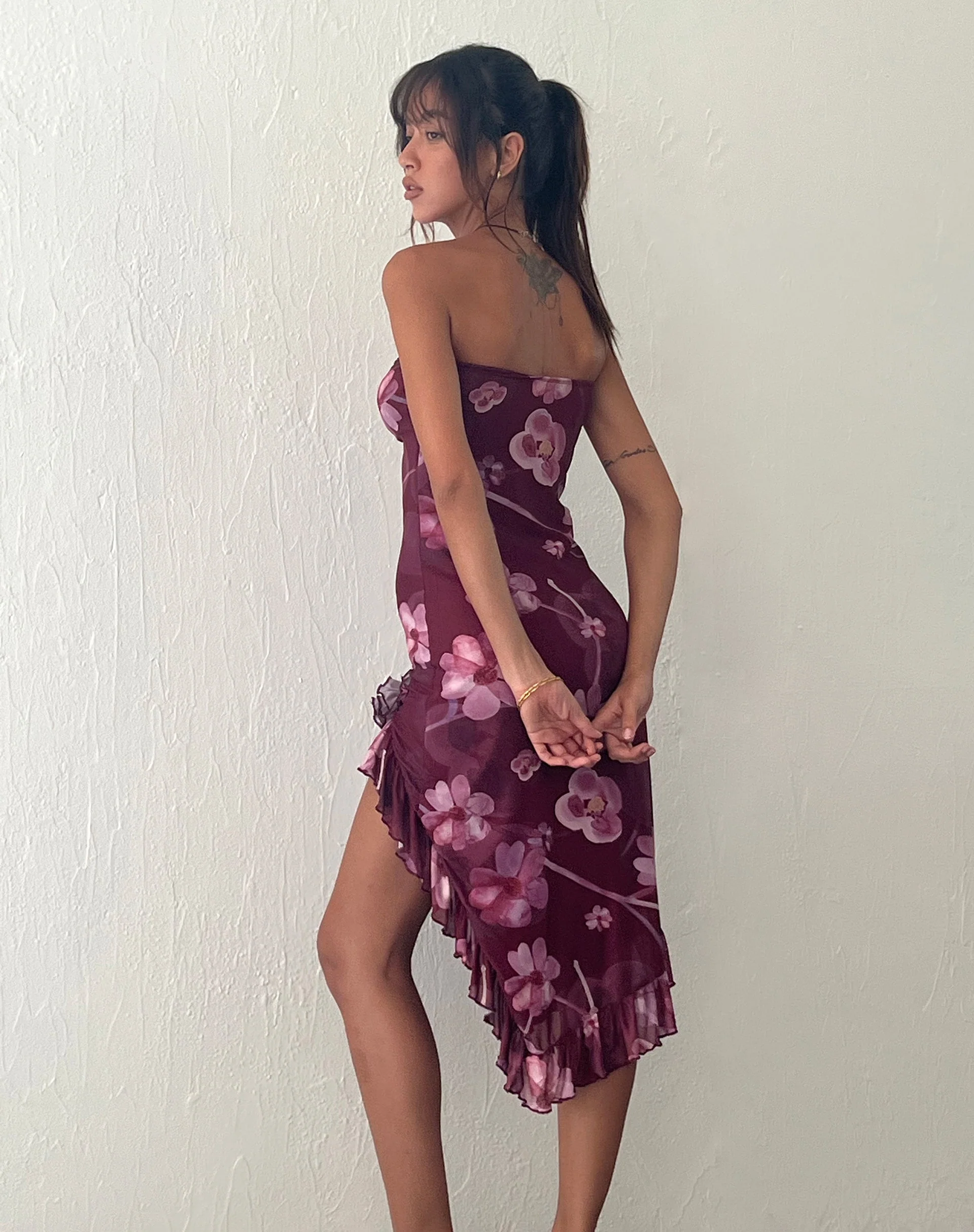 Weti Bandeau-Minikleid mit Wasserfall-Saum in Watercolour Floral Berry - Image 3