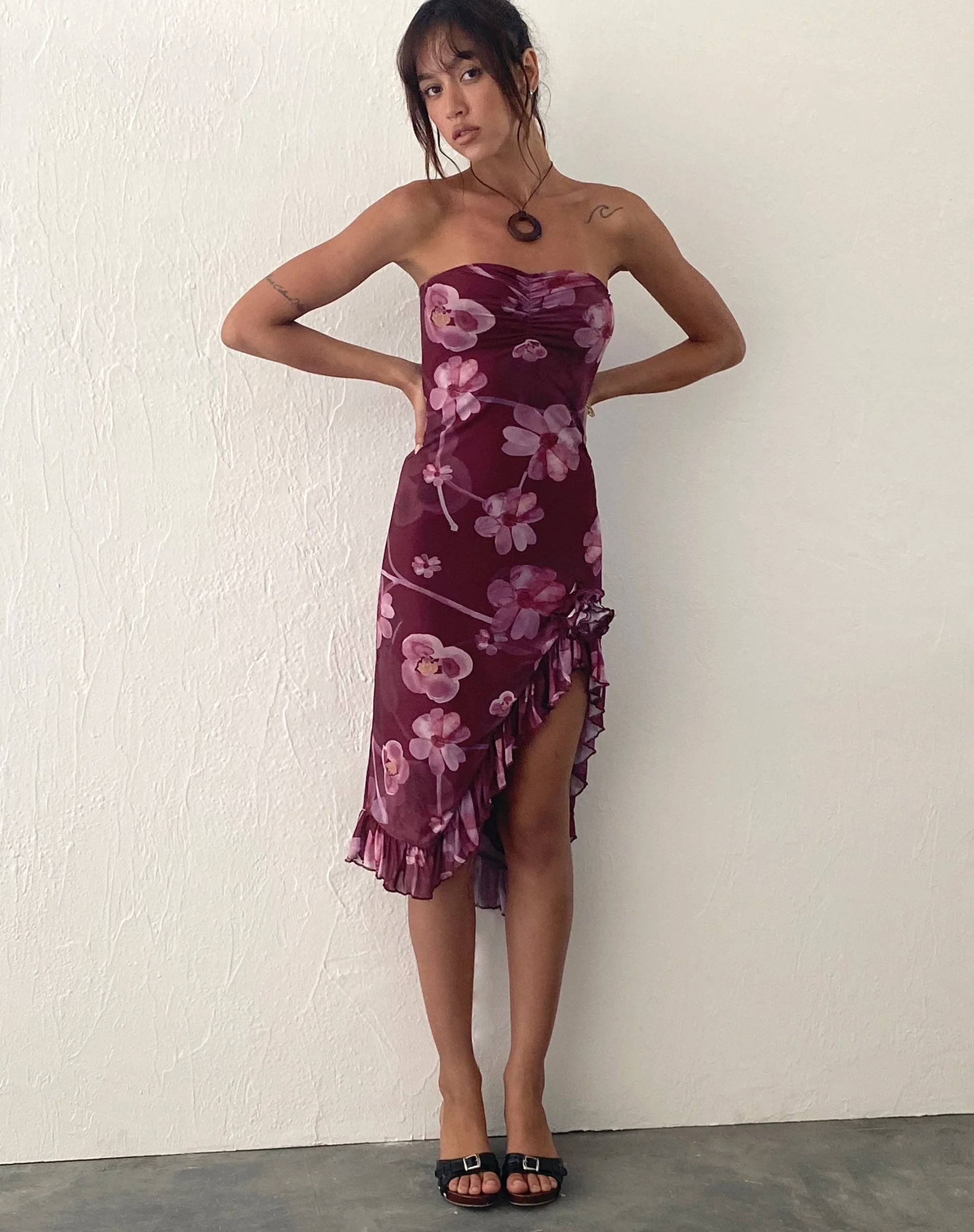 Weti Bandeau-Minikleid mit Wasserfall-Saum in Watercolour Floral Berry - Image 4