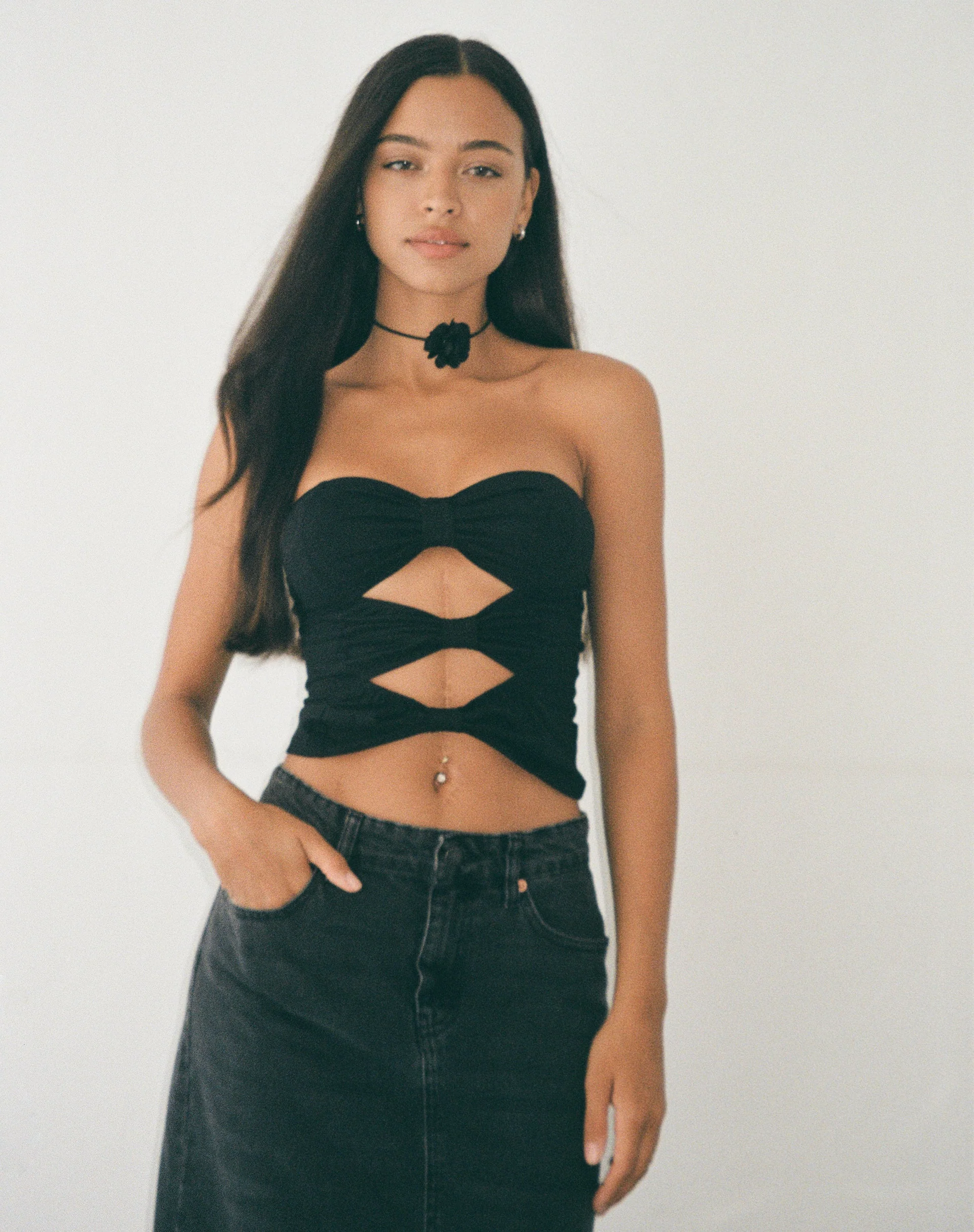 Widayu Schleife Twist Bandeau Top in Schwarz - Image 3