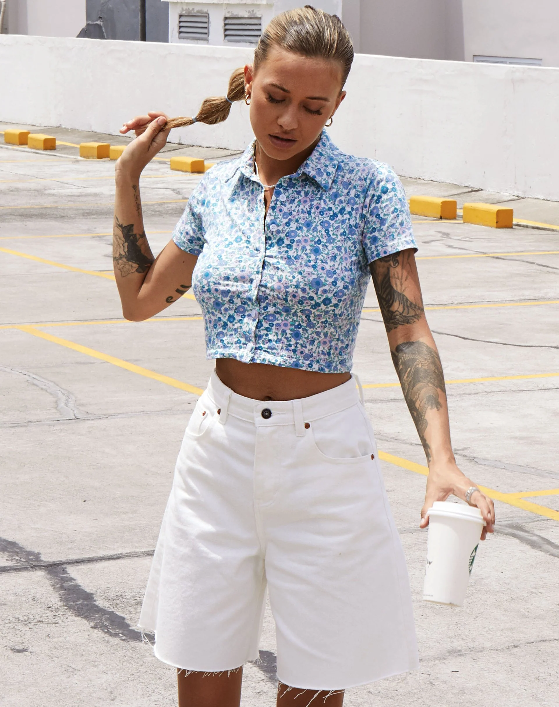 Wuma Cropped Shirt in Flower Power Blau