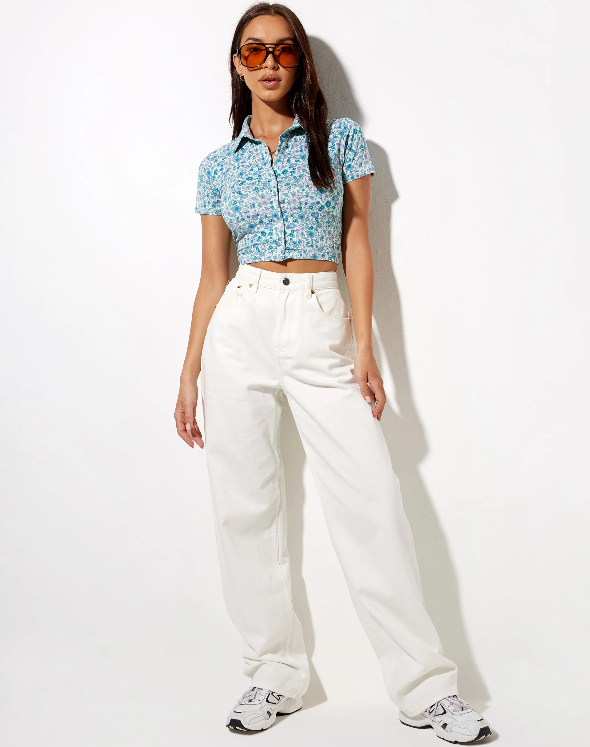 Wuma Cropped Shirt in Flower Power Blau - Image 6