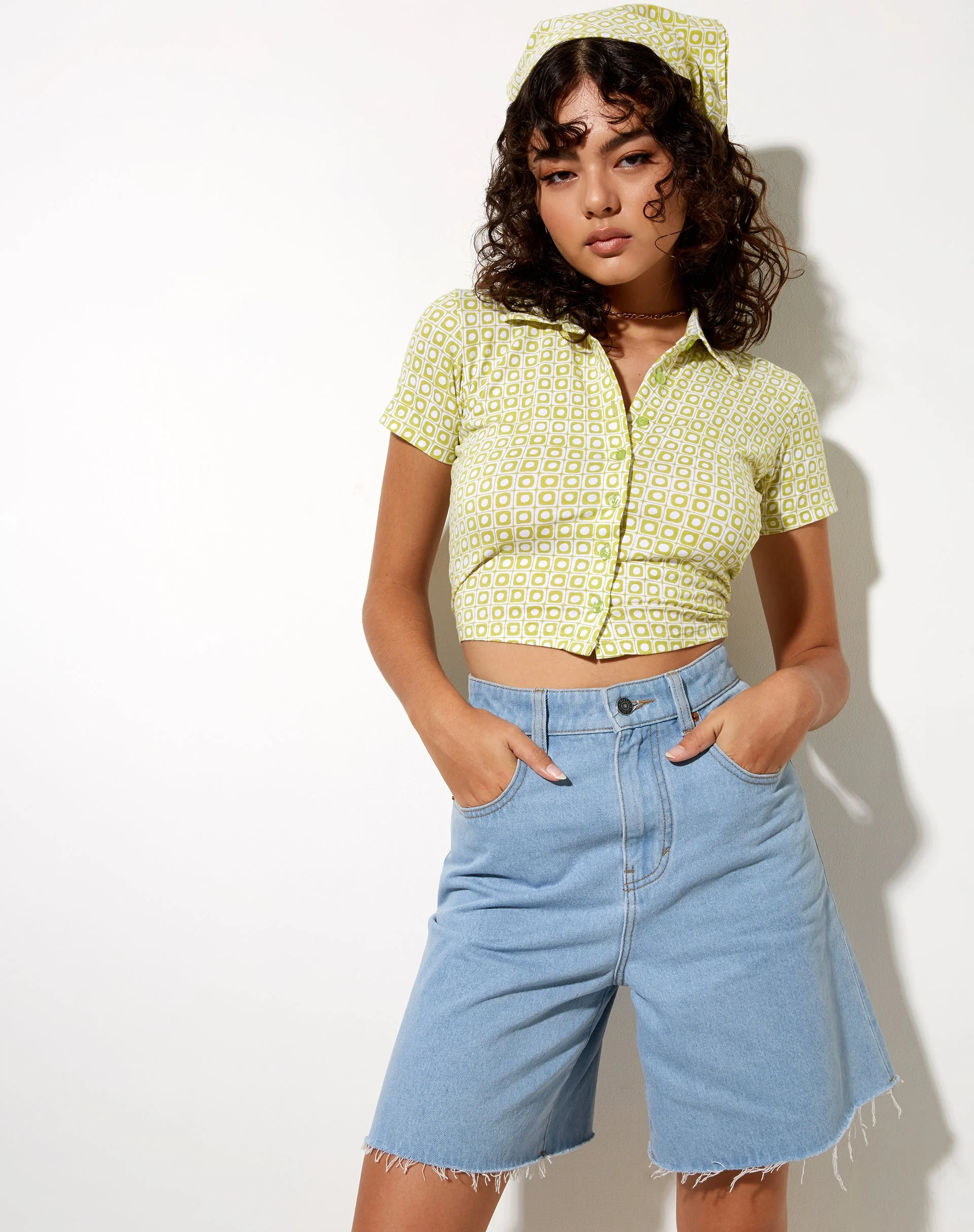 Wuma Cropped Shirt in Grün Geo Retro - Image 3