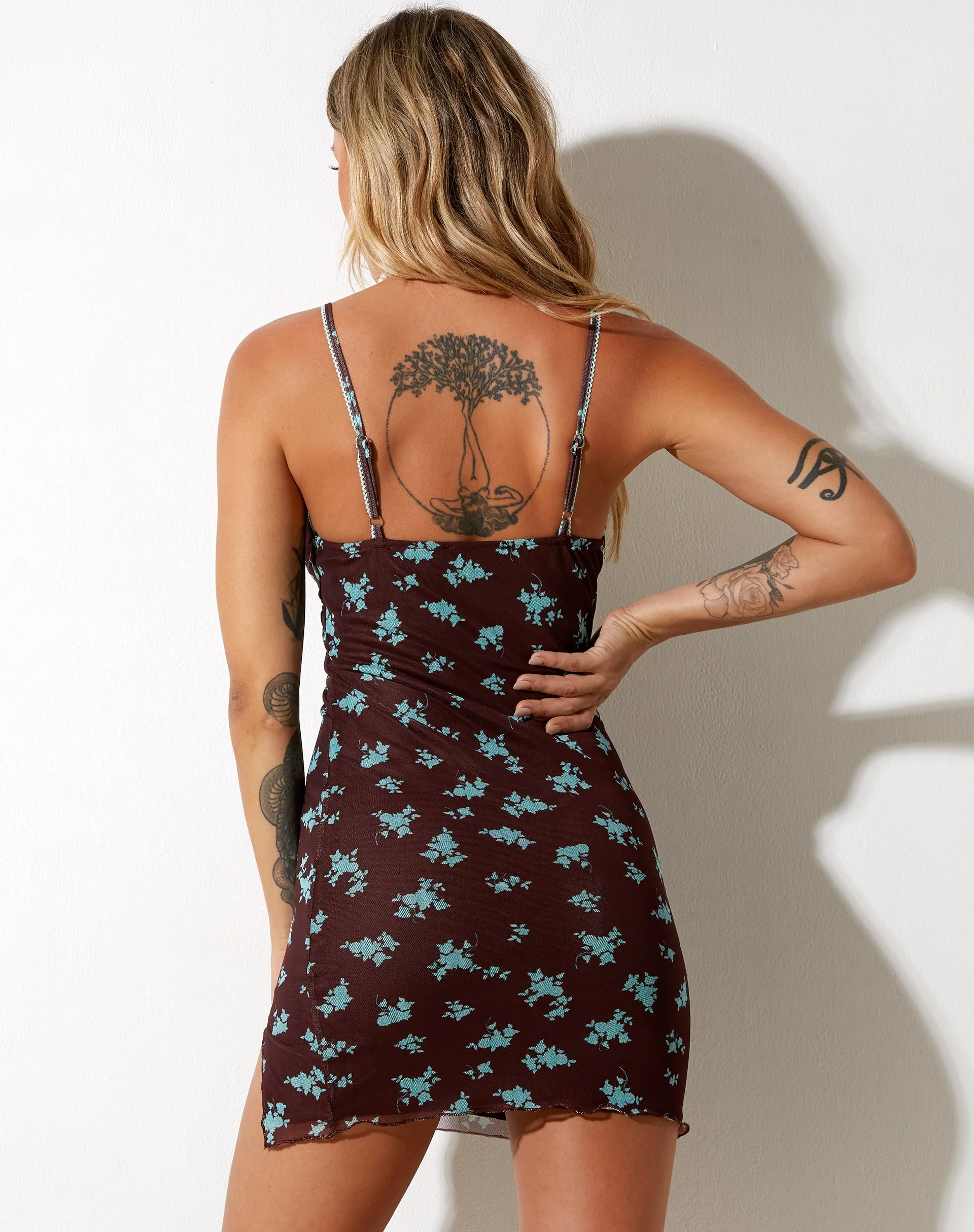 Yakinta Minikleid in Femme Floral Blau und Braun - Image 2