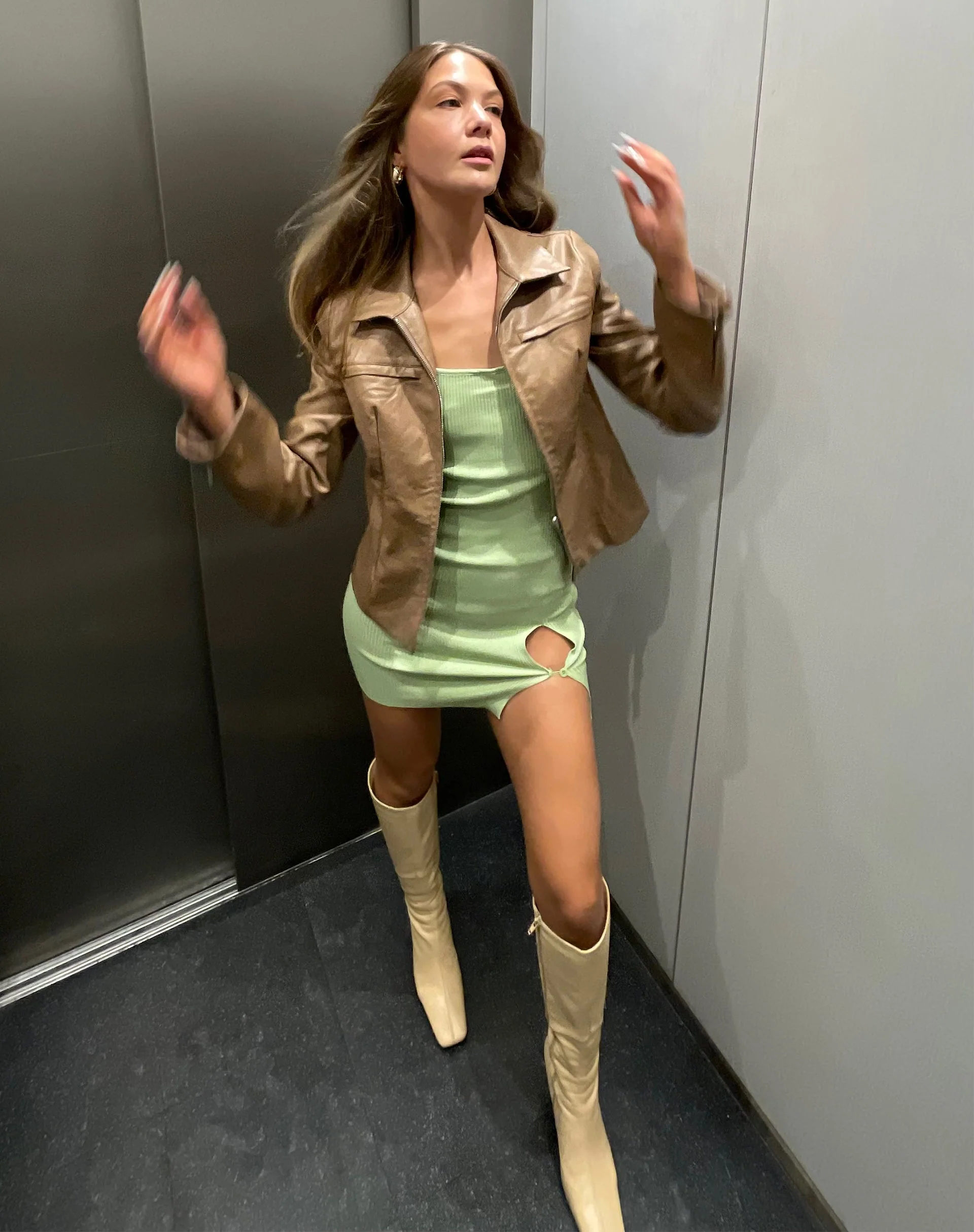 Yanda Bodycon-Kleid aus Rippenstrick in Pastell-Limette - Image 3