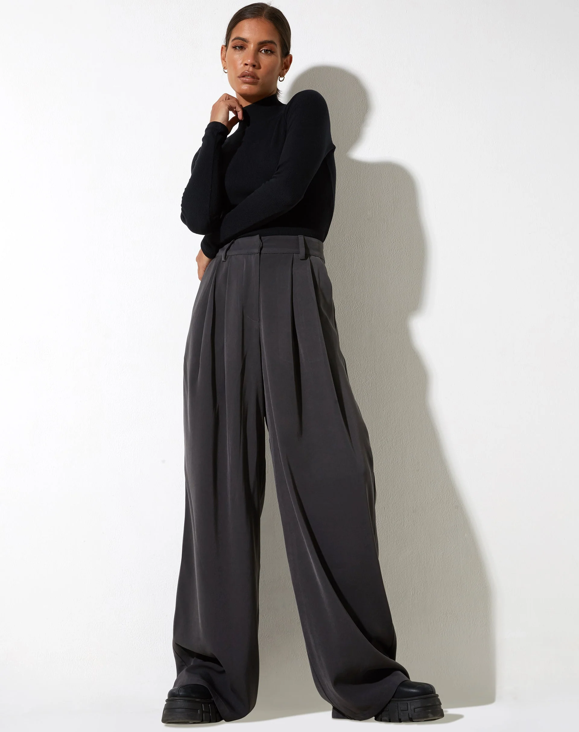 Yeka Hose in Tailoring Charcoal - Image 2