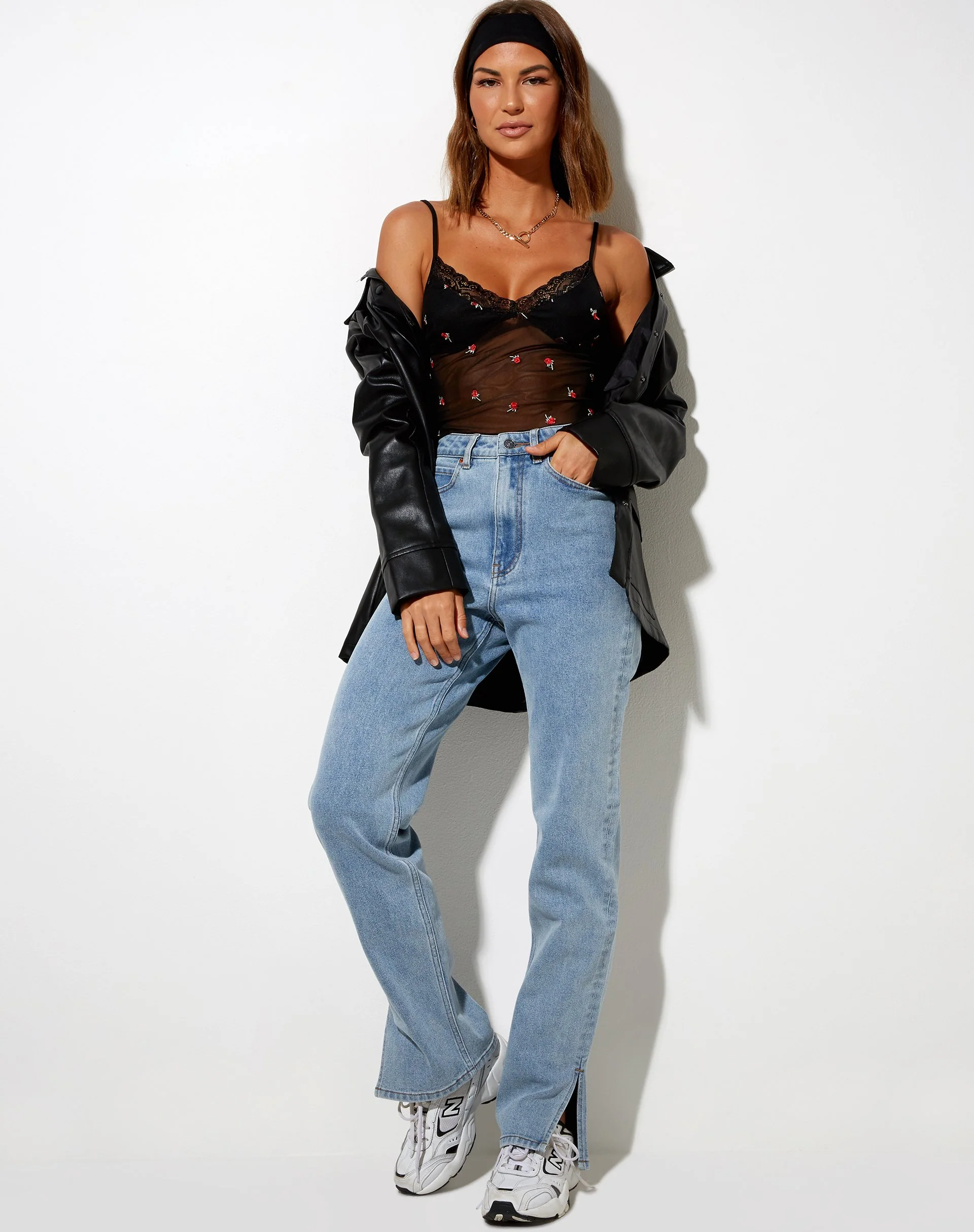 Yenika Crop Top in Schwarz mit roter Rosenstickerei - Image 4