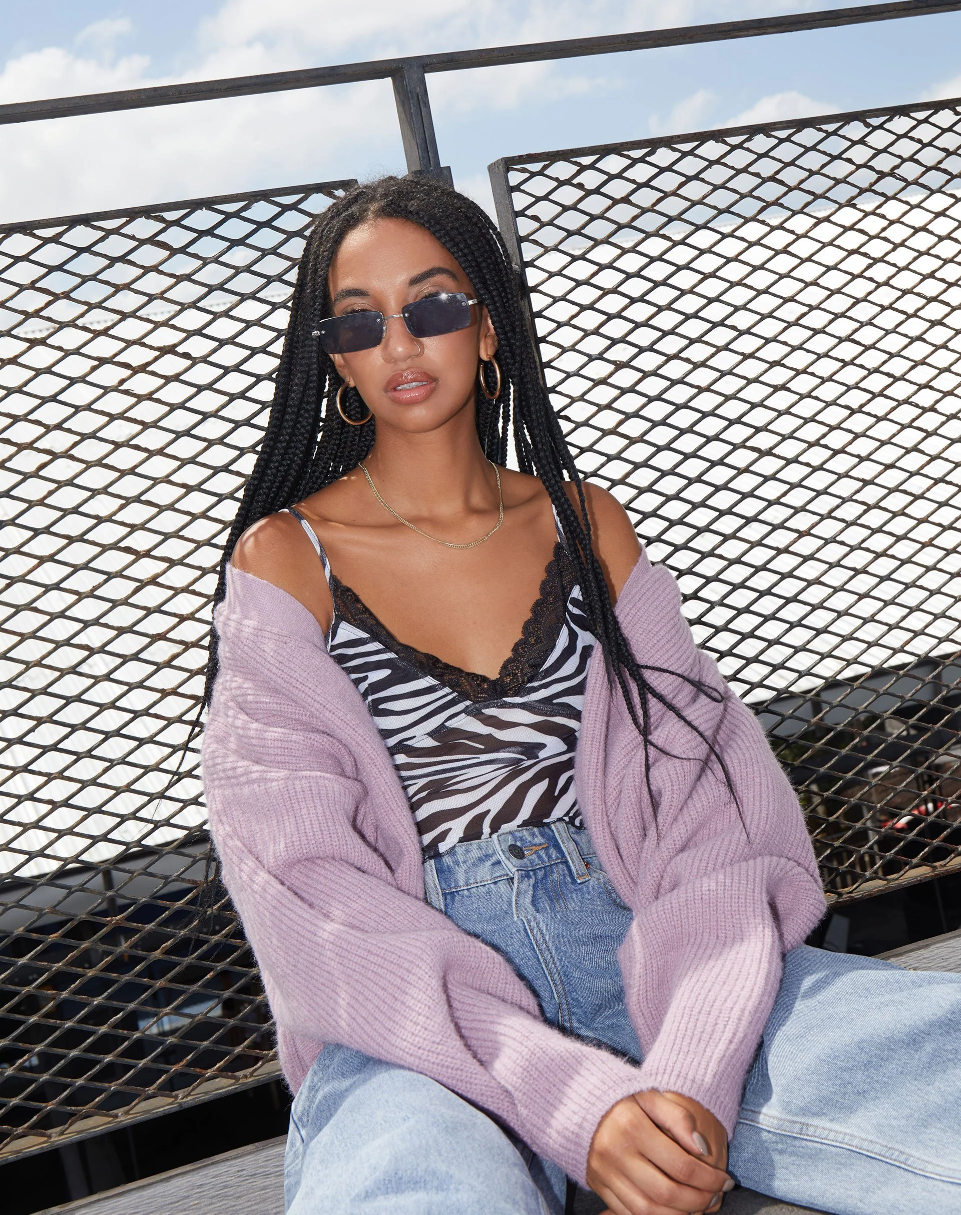 Yenika Crop Top in Wavey Zebra Schwarz und Weiß mit Spitze - Image 2