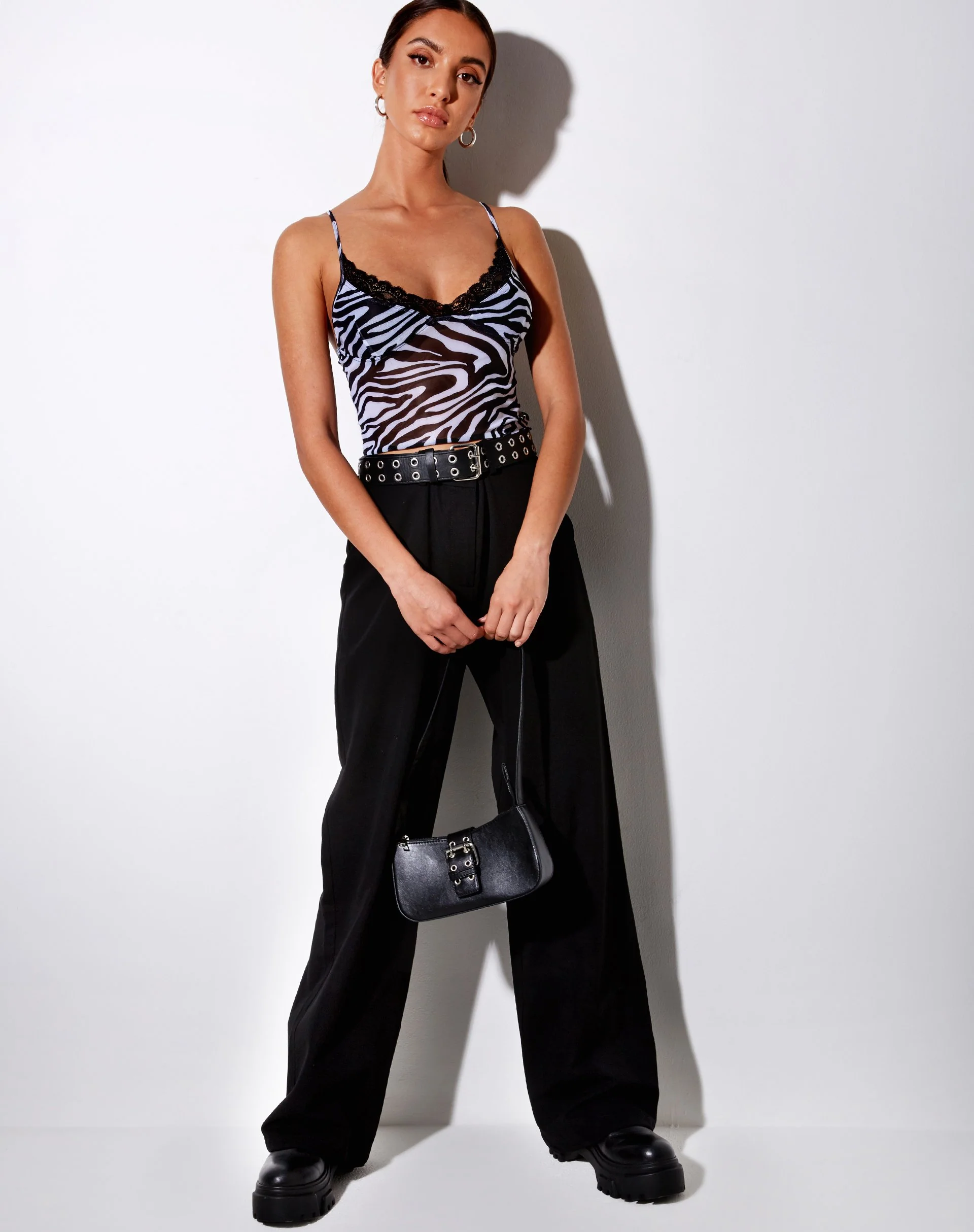 Yenika Crop Top in Wavey Zebra Schwarz und Weiß mit Spitze - Image 4
