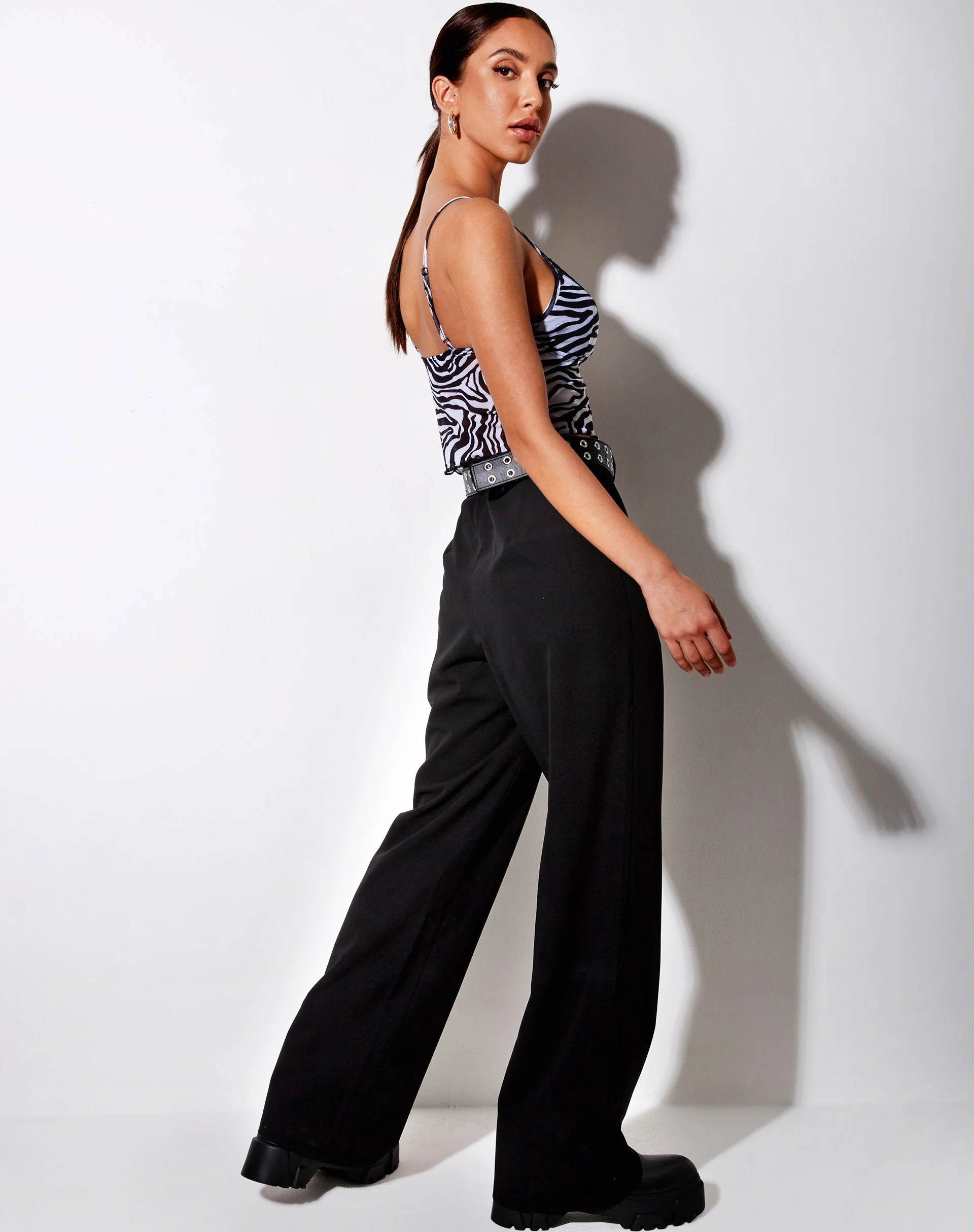 Yenika Crop Top in Wavey Zebra Schwarz und Weiß mit Spitze - Image 5