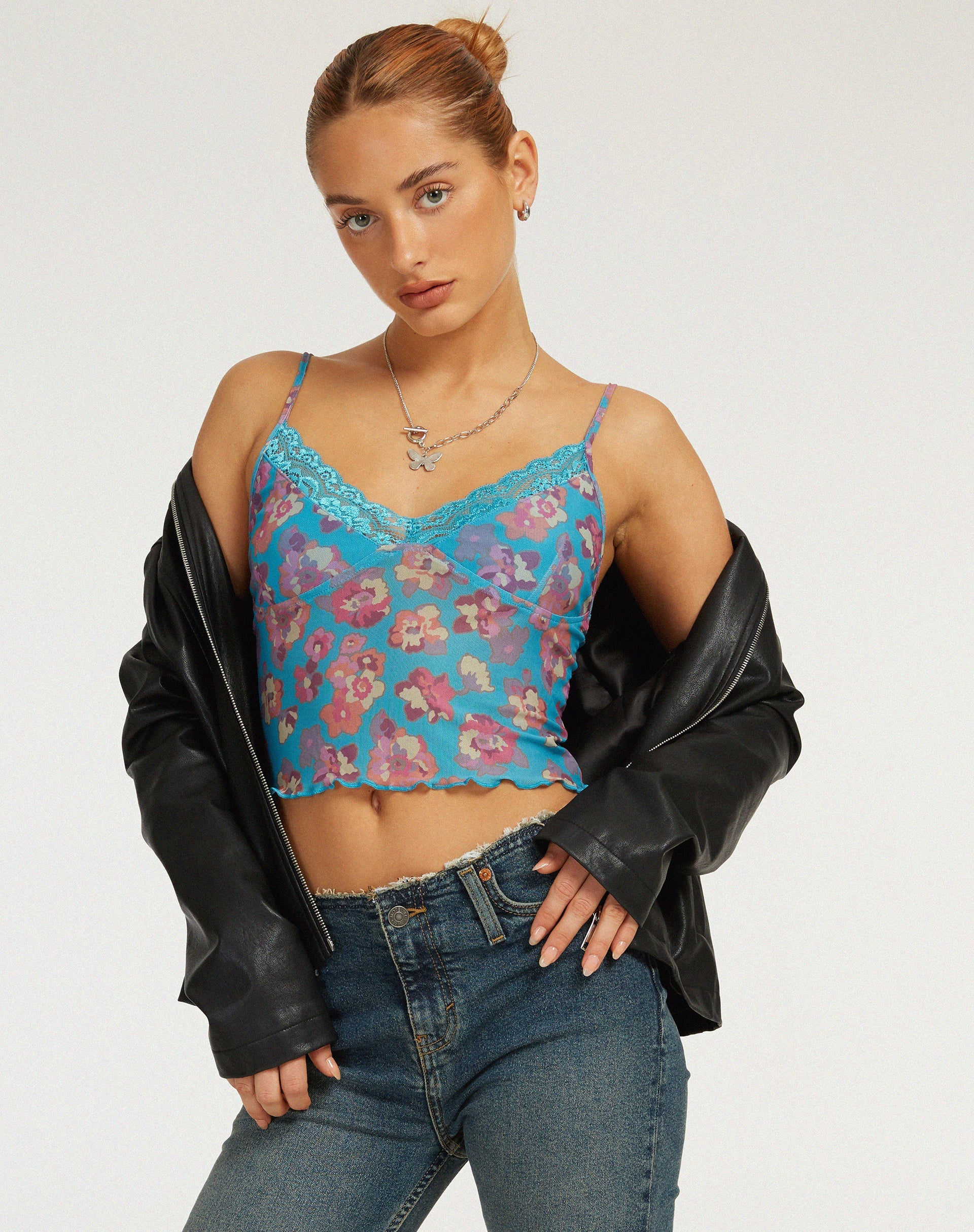Yenika Crop-Top in kontrastierendem Floral Blau - Image 4