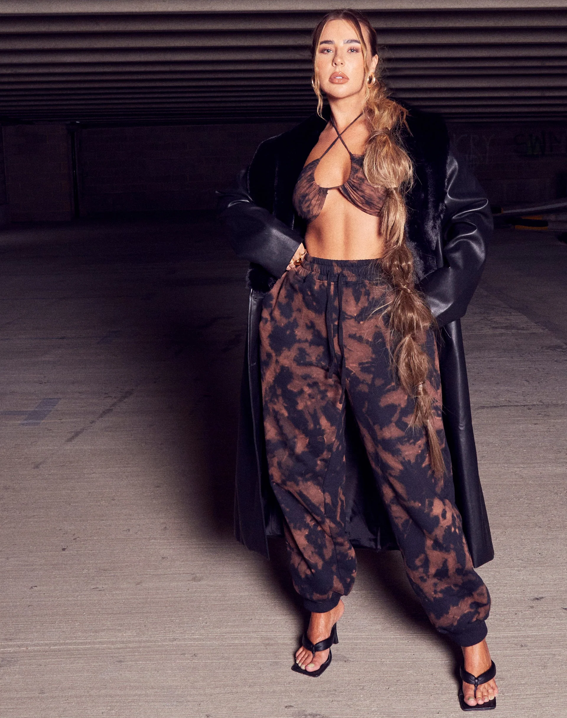 Yessa Crop Top in Schwarz Rost Tie Dye - Image 4