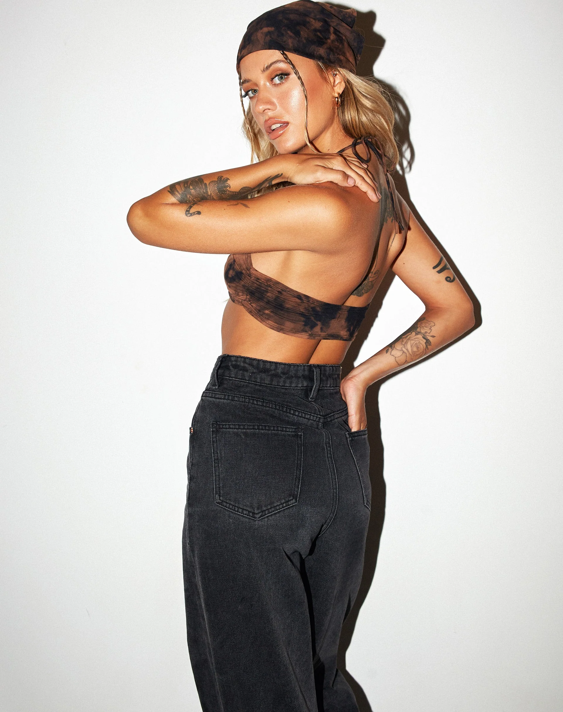 Yessa Crop Top in Schwarz Rost Tie Dye - Image 5