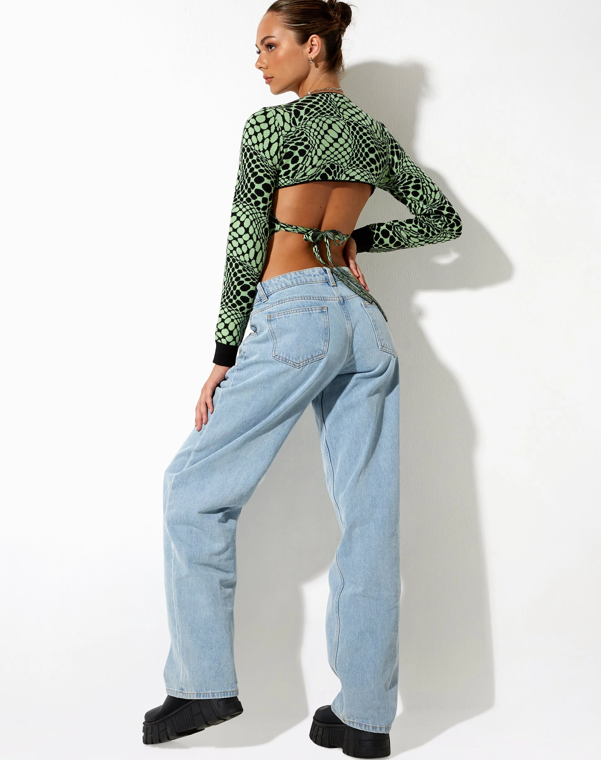 Youta Crop Top in Geo Polka Arcadian Grün - Image 6