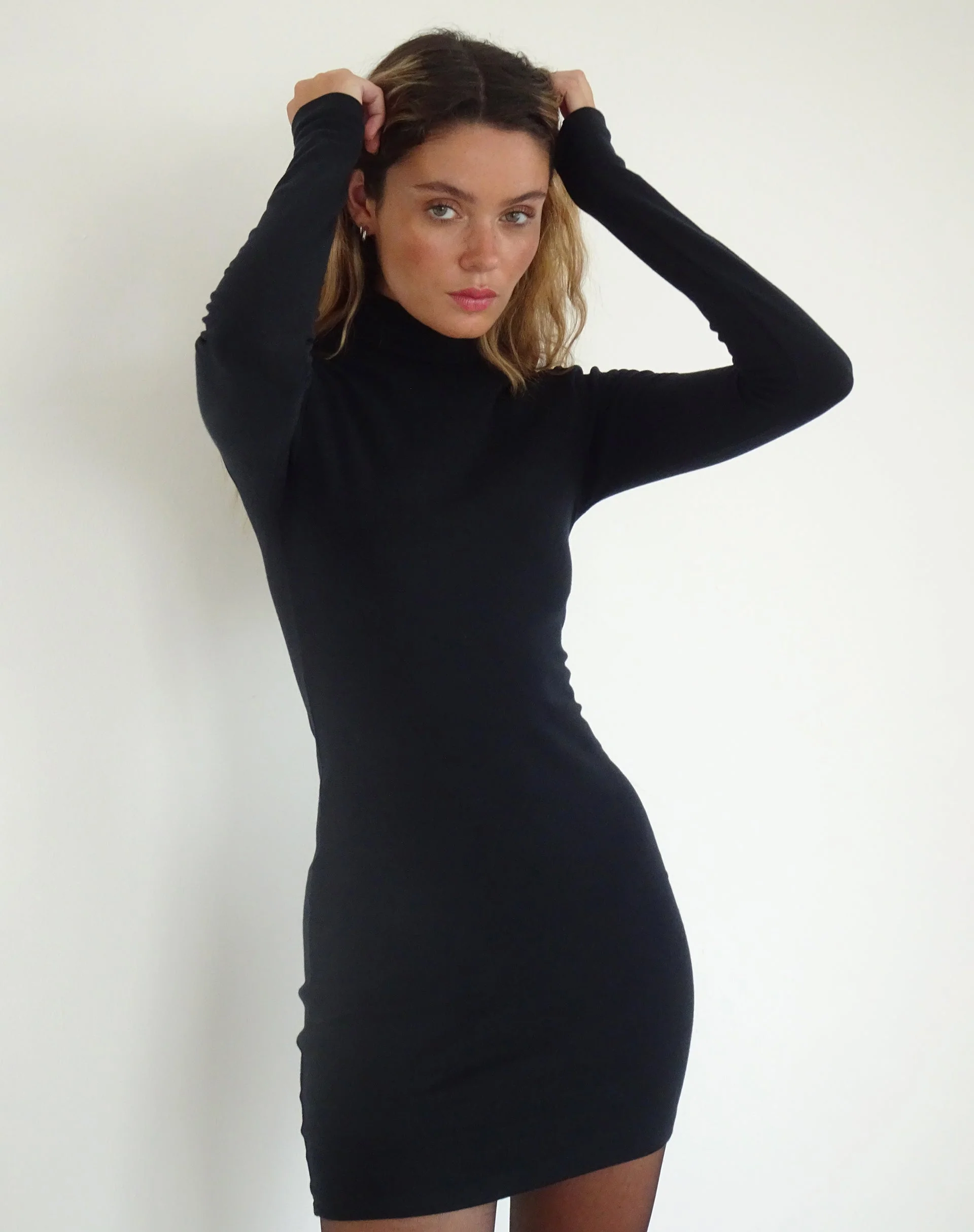 Yrion Bodycon-Minikleid mit Rollkragen in Schwarz