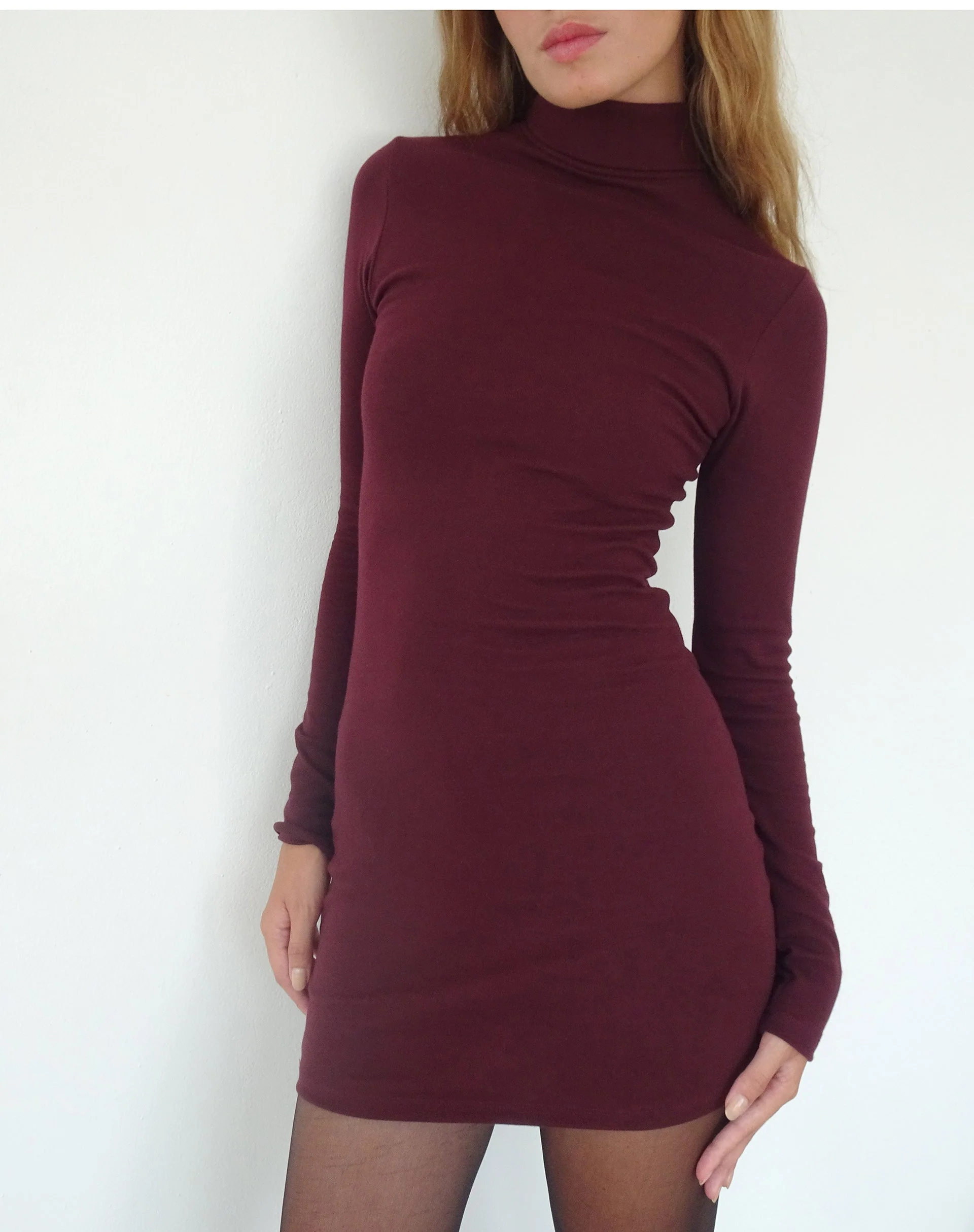 Yrion Bodycon-Minikleid mit Rollkragen in Burgunderrot - Image 4