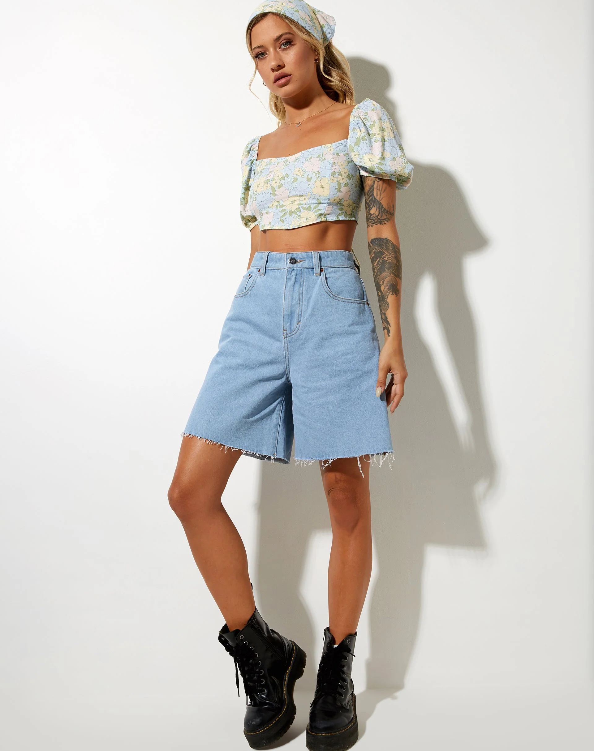 Yuja Crop Top in verwaschenem Pastell Floral - Image 3