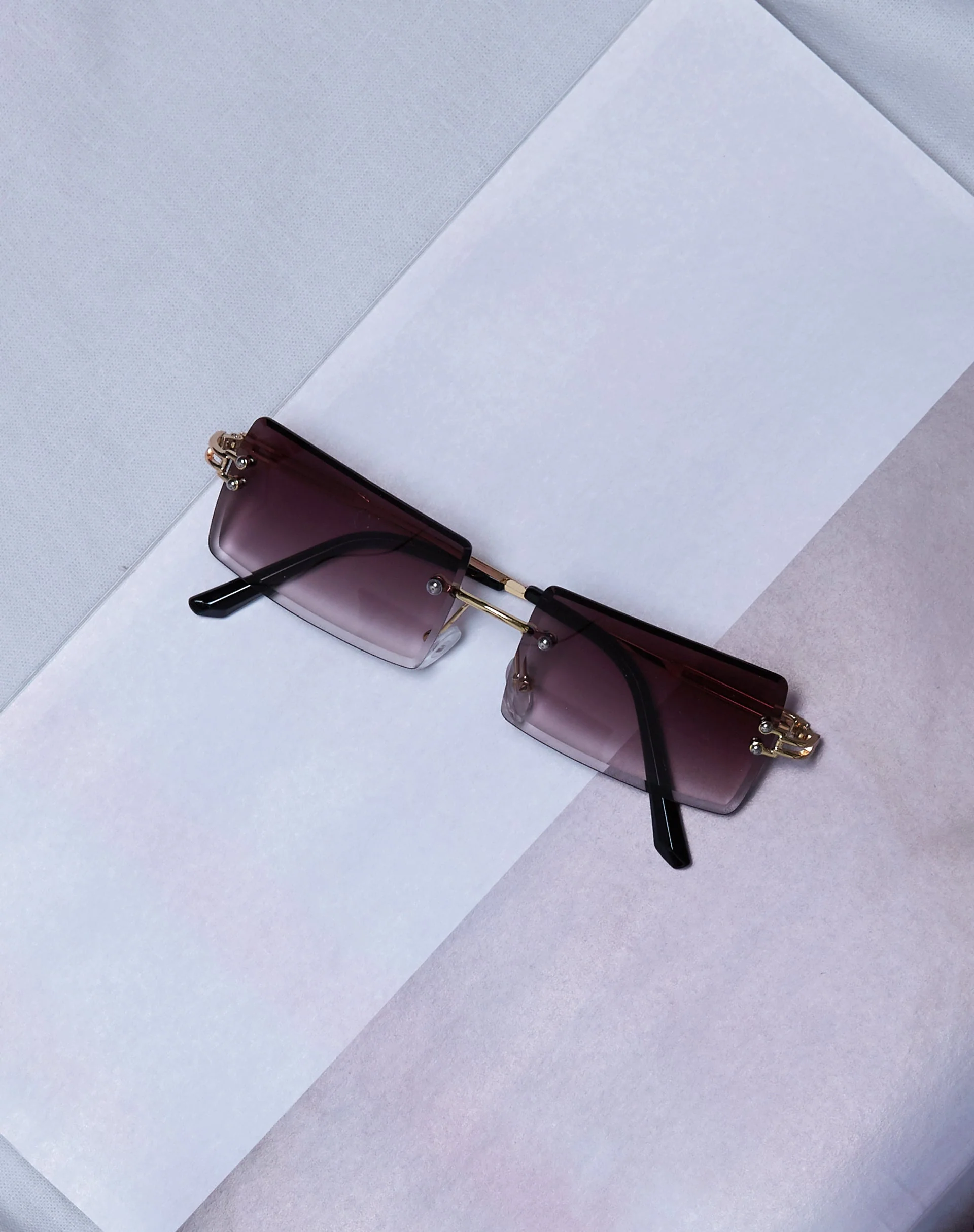 Yumi Sonnenbrille in Schwarz und Gold - Image 2