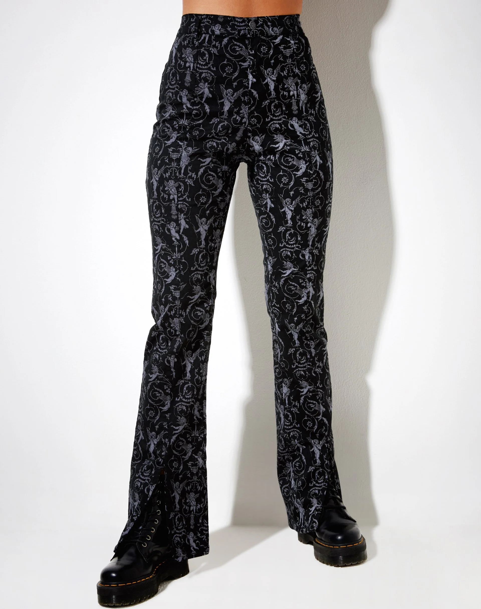 Zabby Flare Hose in Barock Cherub Schwarz und Grau - Image 2