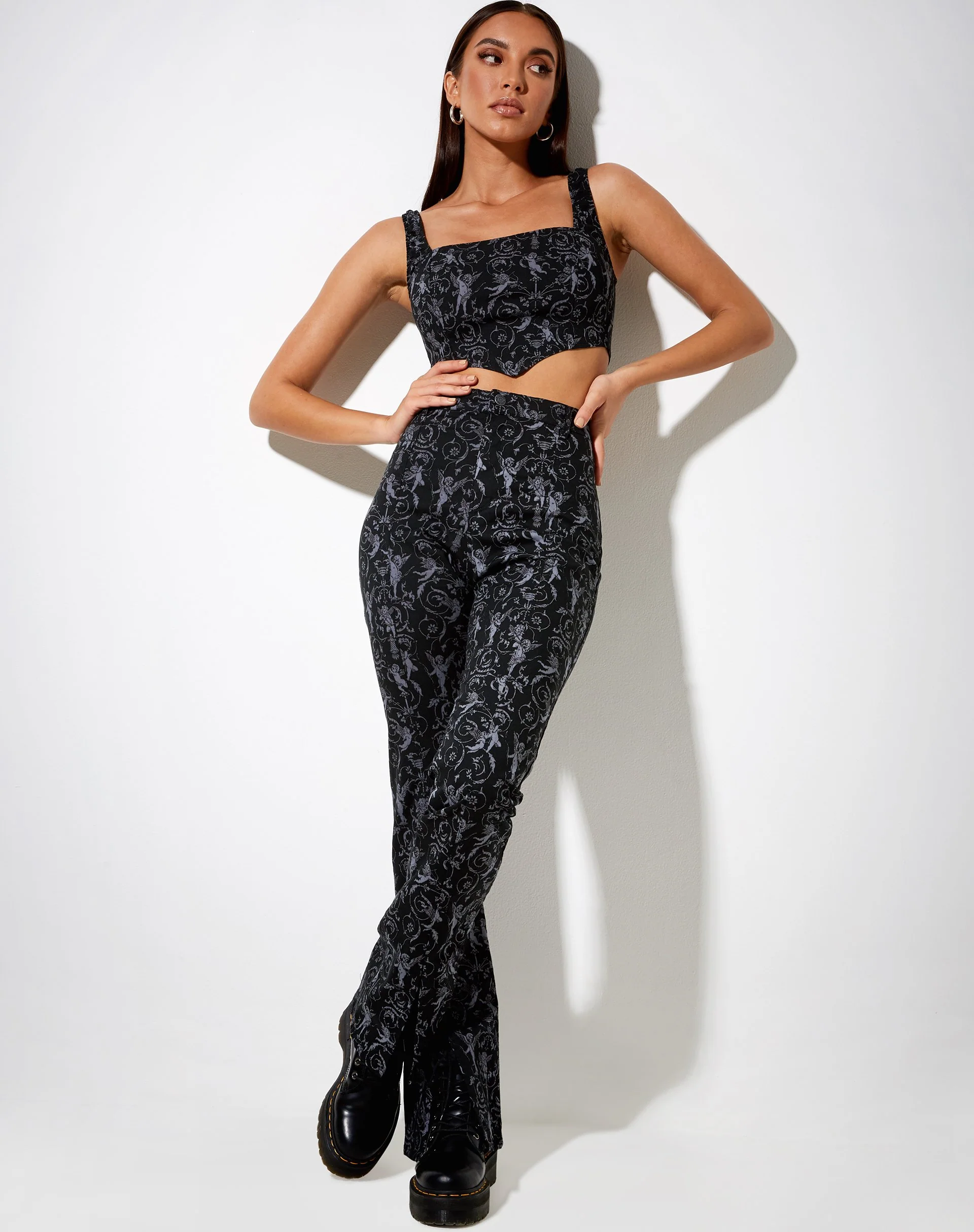 Zabby Flare Hose in Barock Cherub Schwarz und Grau - Image 4