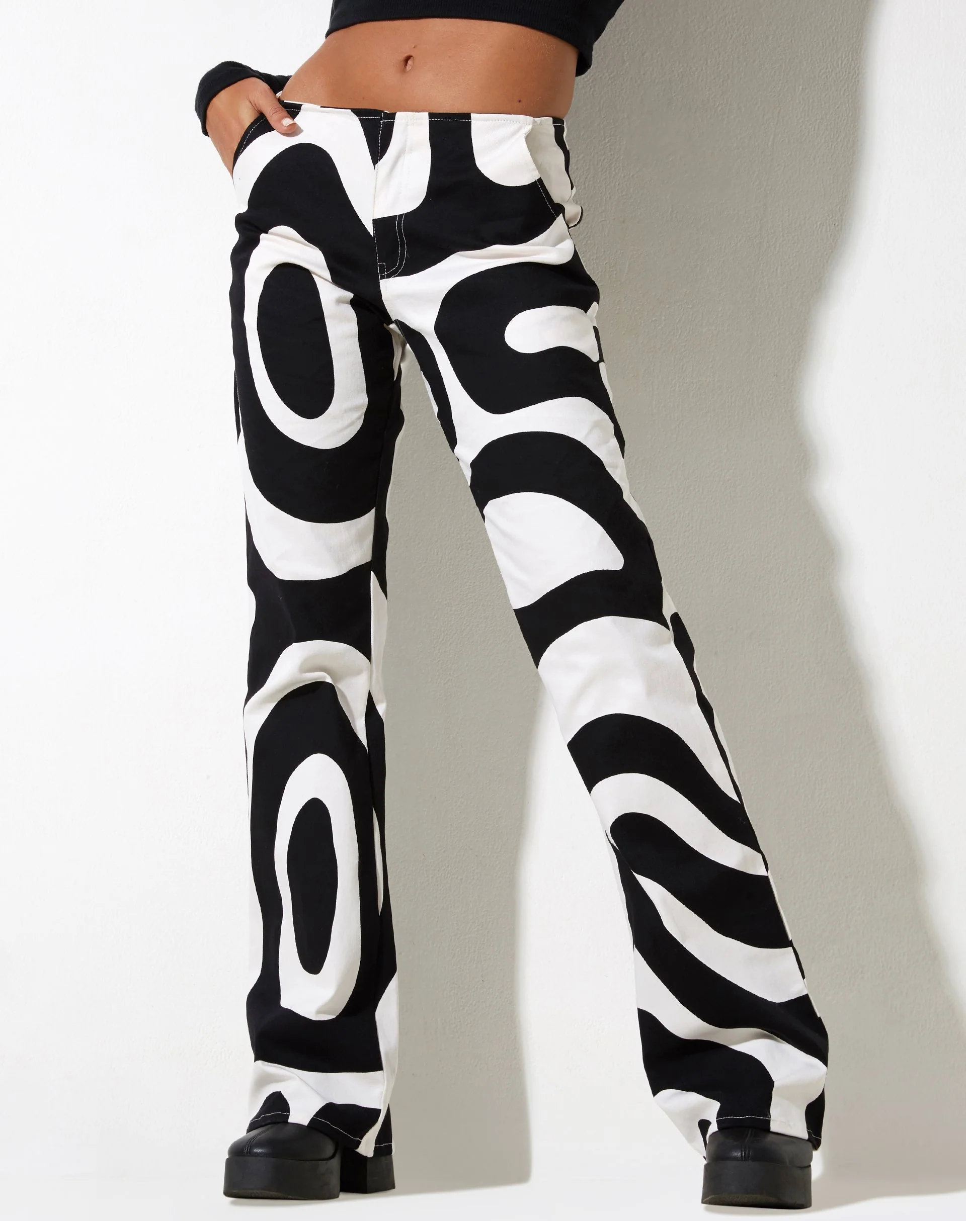 Zoetry Hose in Optic Swirl Schwarz und Weiß - Image 4