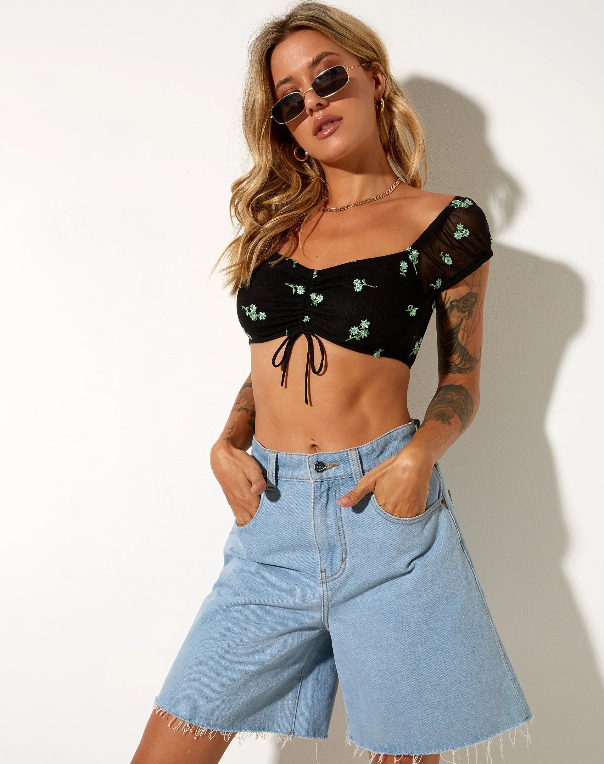 Zule Crop Top in Schwarz Daisy Lime Embro