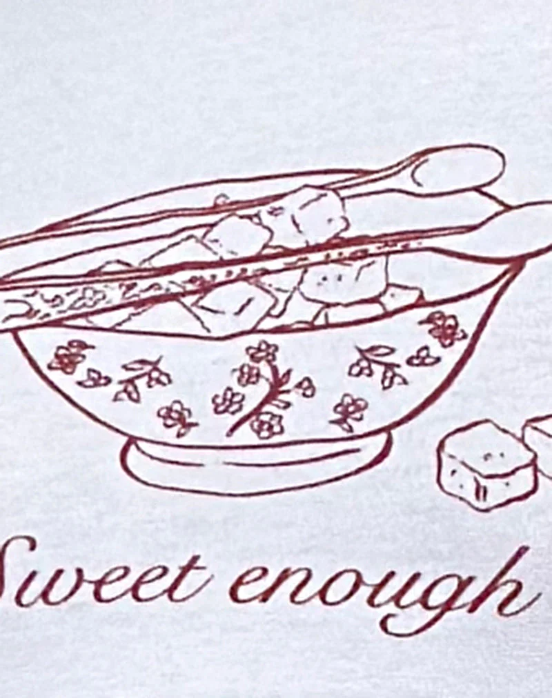 Zyzy Baby Tee in Weiß mit Sweet Enough Grafik - Image 6